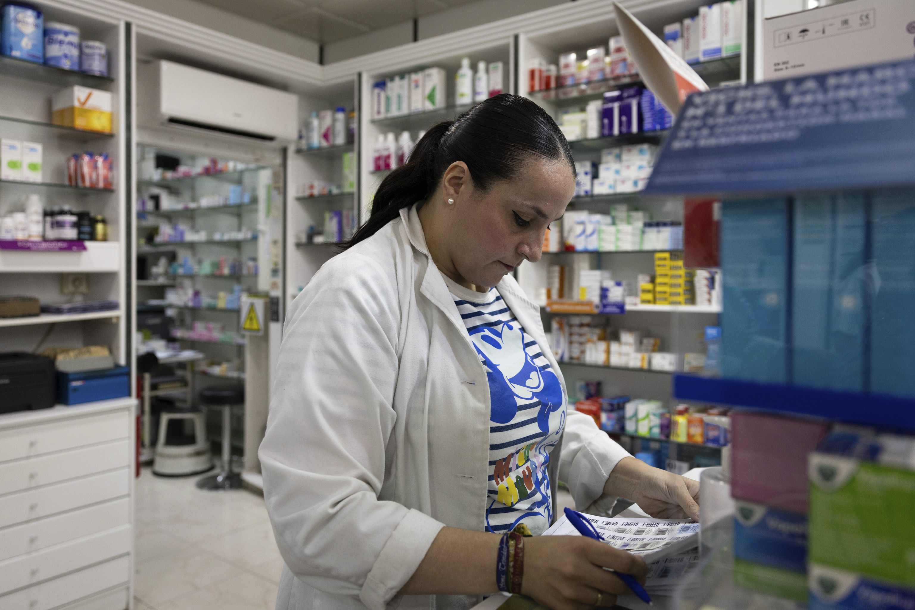 Una farmacéutica en su establecimiento en la ciudad de Ceuta