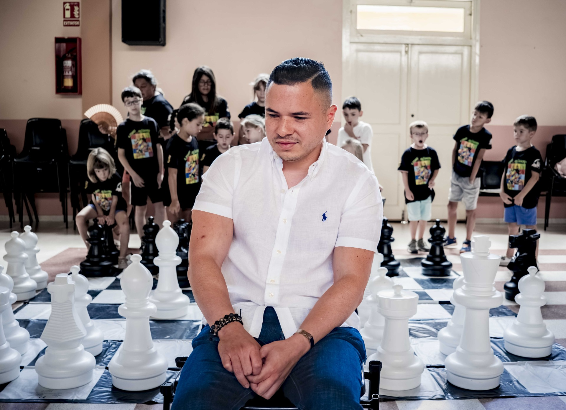 Daniel Pullvet, en una partida con niños.