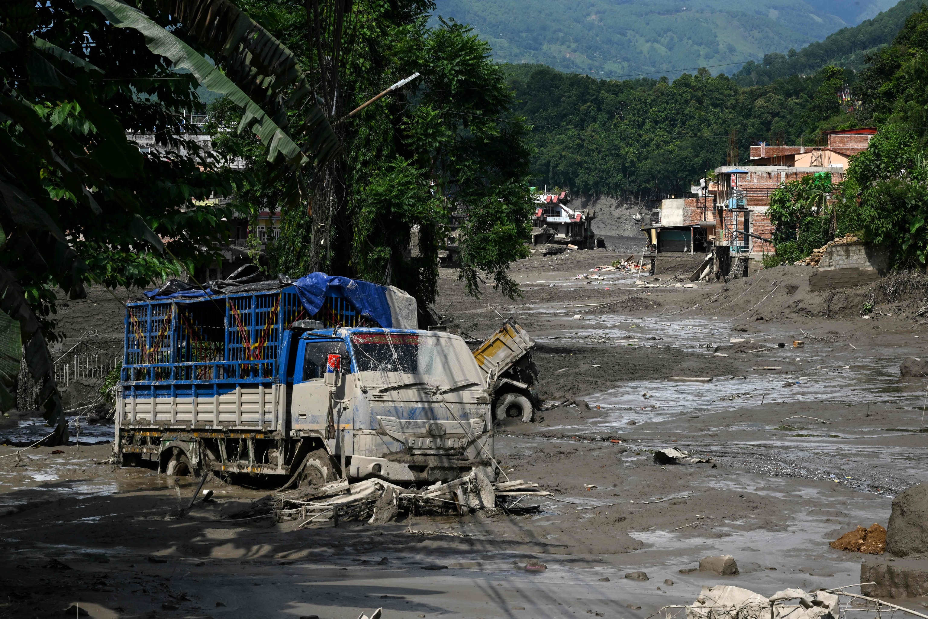 Casas y camiones arrasados por la riada en Nepal este miércoles.