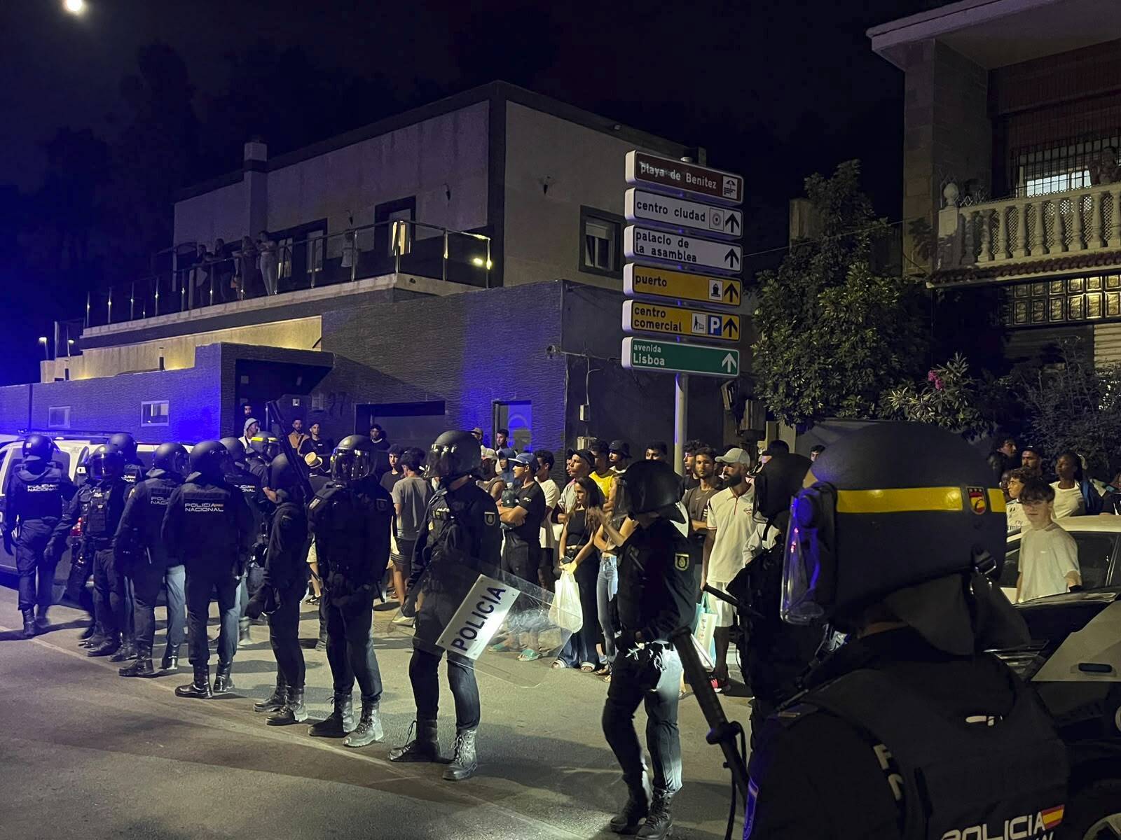 La Policía protege a un grupo de inmigrantes, en Ceuta, tras la manifestación.