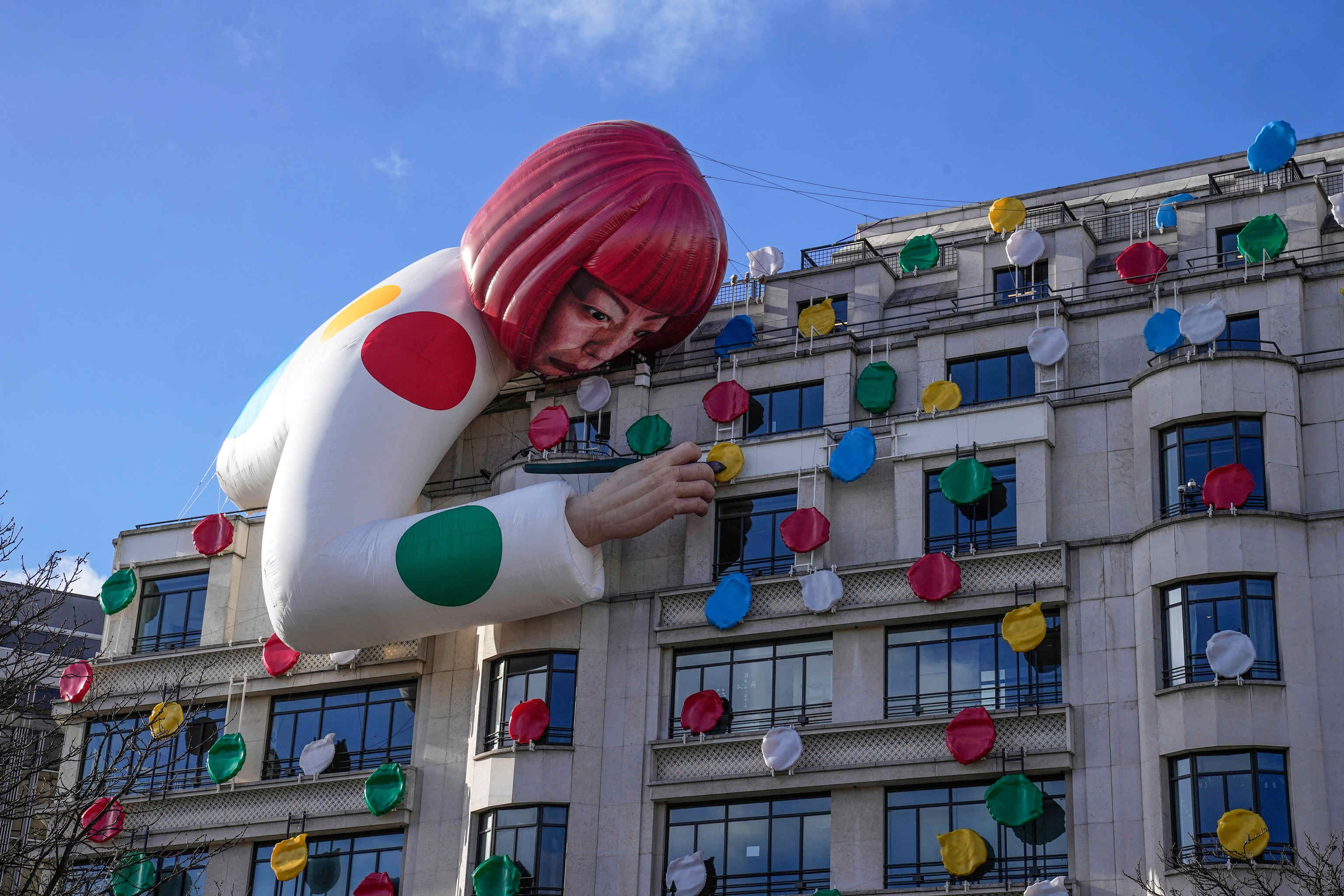 Obra de Yayoi Kusama en la tienda de Louis Vuitton en los Campos Eliseos de París, en 2023.