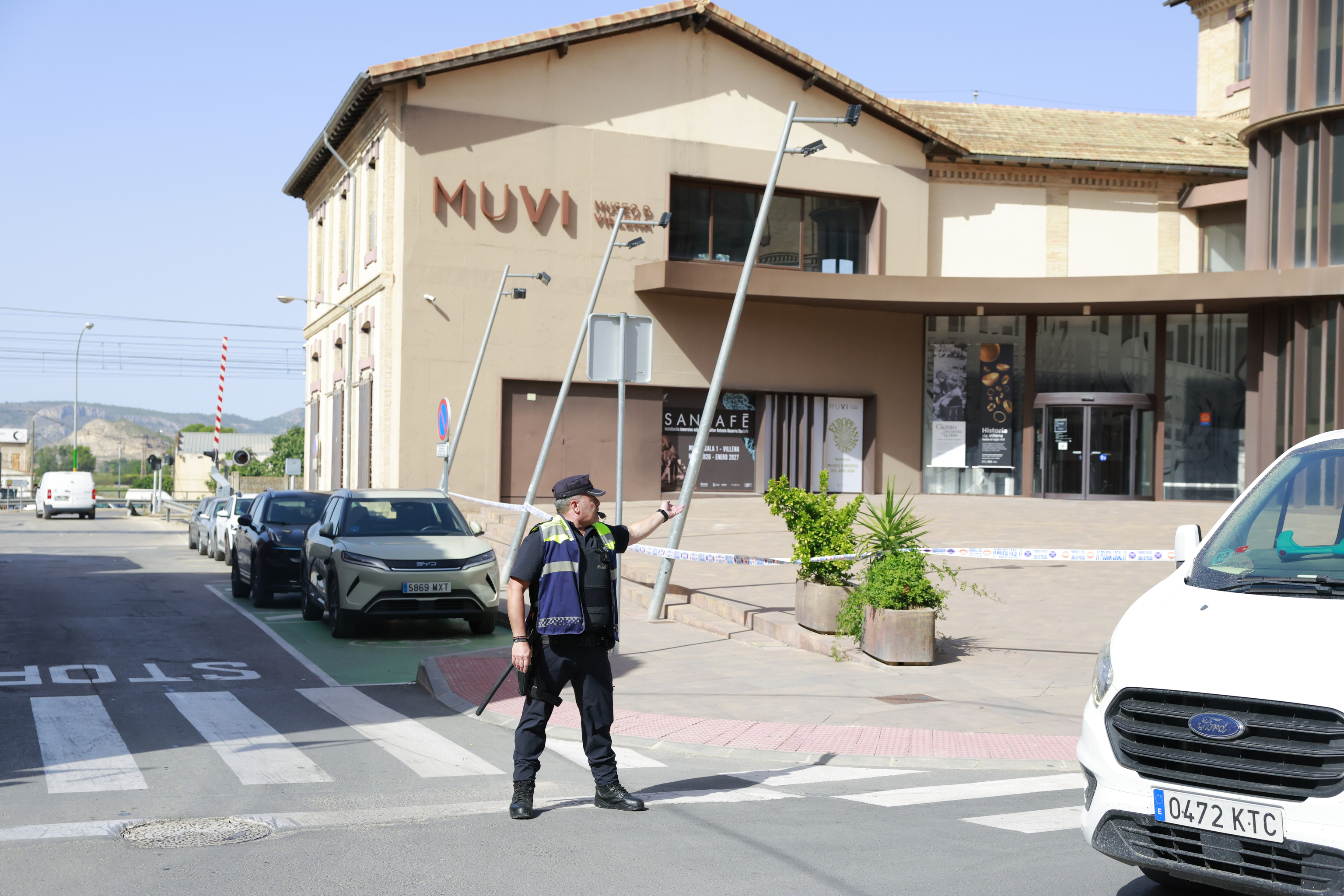 La policía acordona el Muvi de Villena.