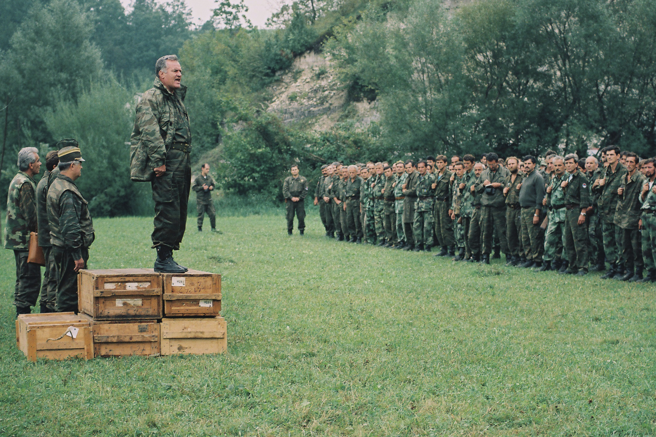 El general serbobosnio Ratko Mladic se dirige a los soldados cerca de la localidad bosnia de Cazin, el 4 de septiembre de 1994.