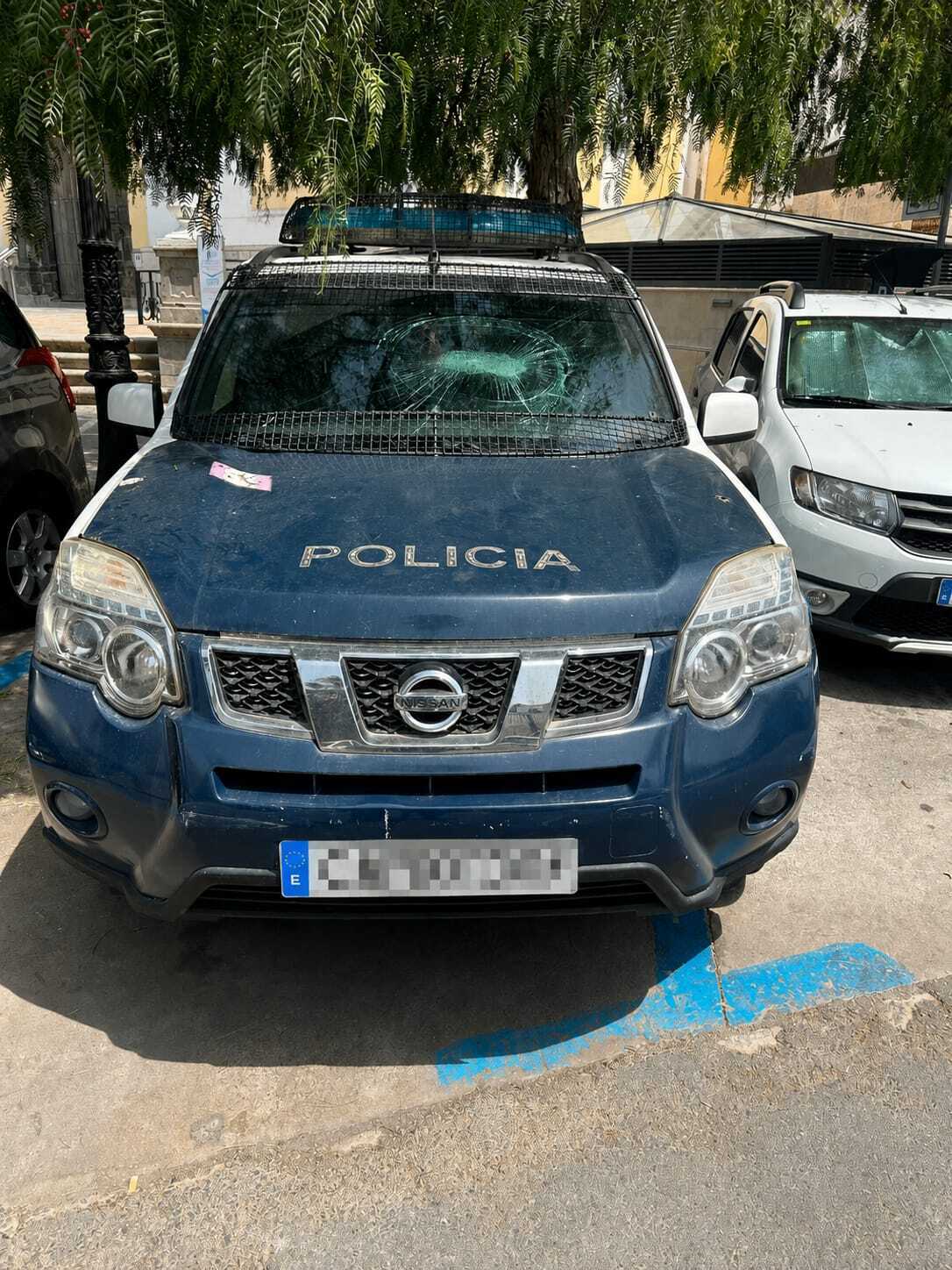Impacto de una piedra en un coche policial.
