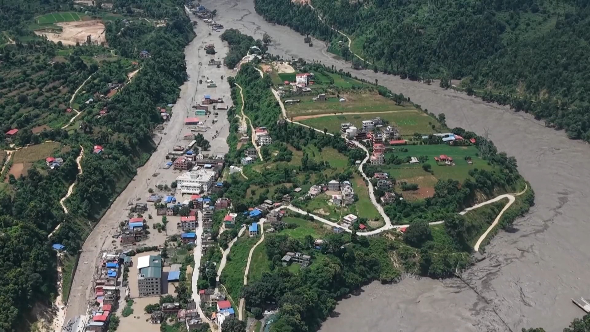 Captura de vídeos de la cadena china de televisión CCTV que muestra vistas aéreas tras la riada en la región de Rasuwa, Nepal.