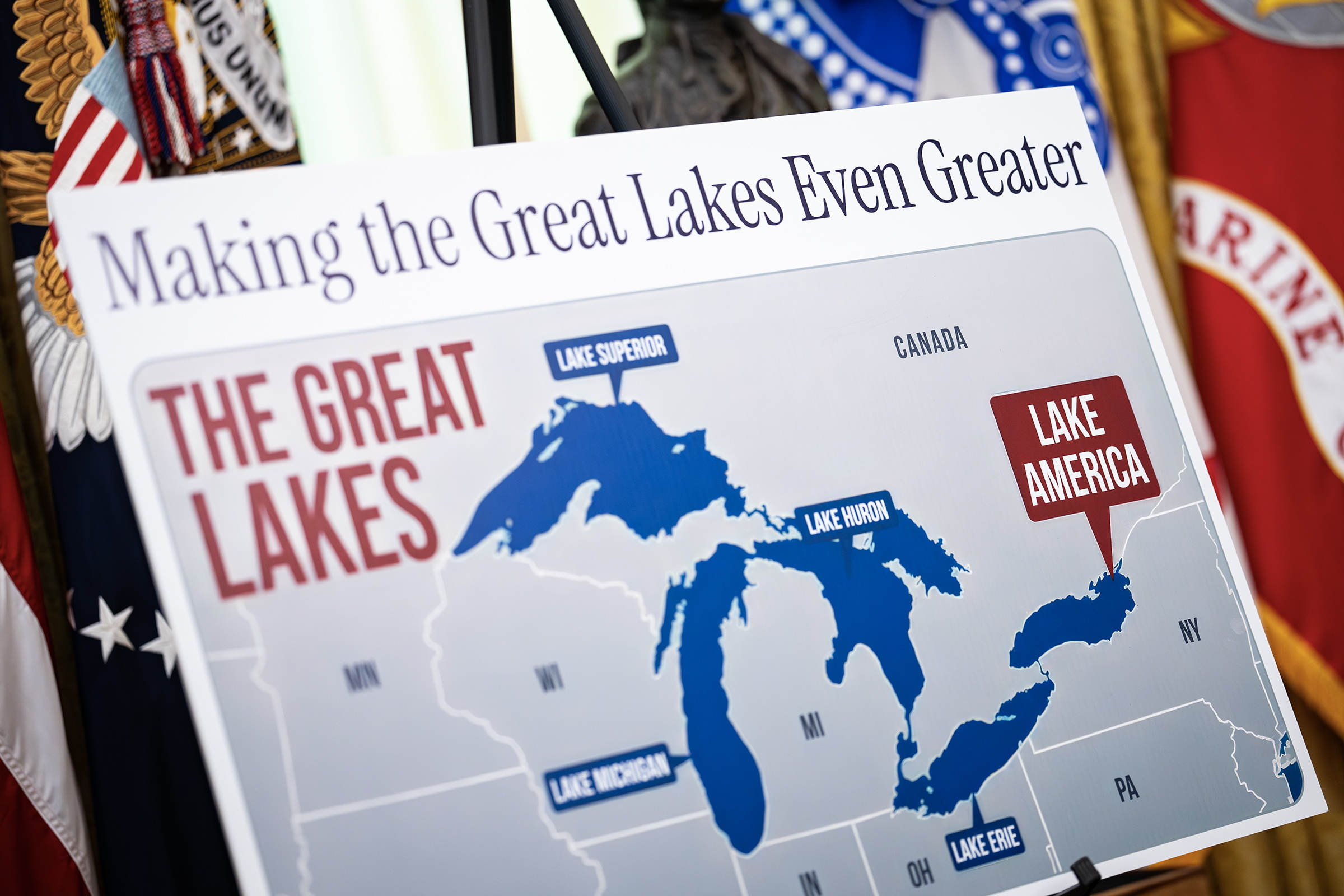 Cartel en el Despacho Oval con el cambio de nombre del lago Ontario.