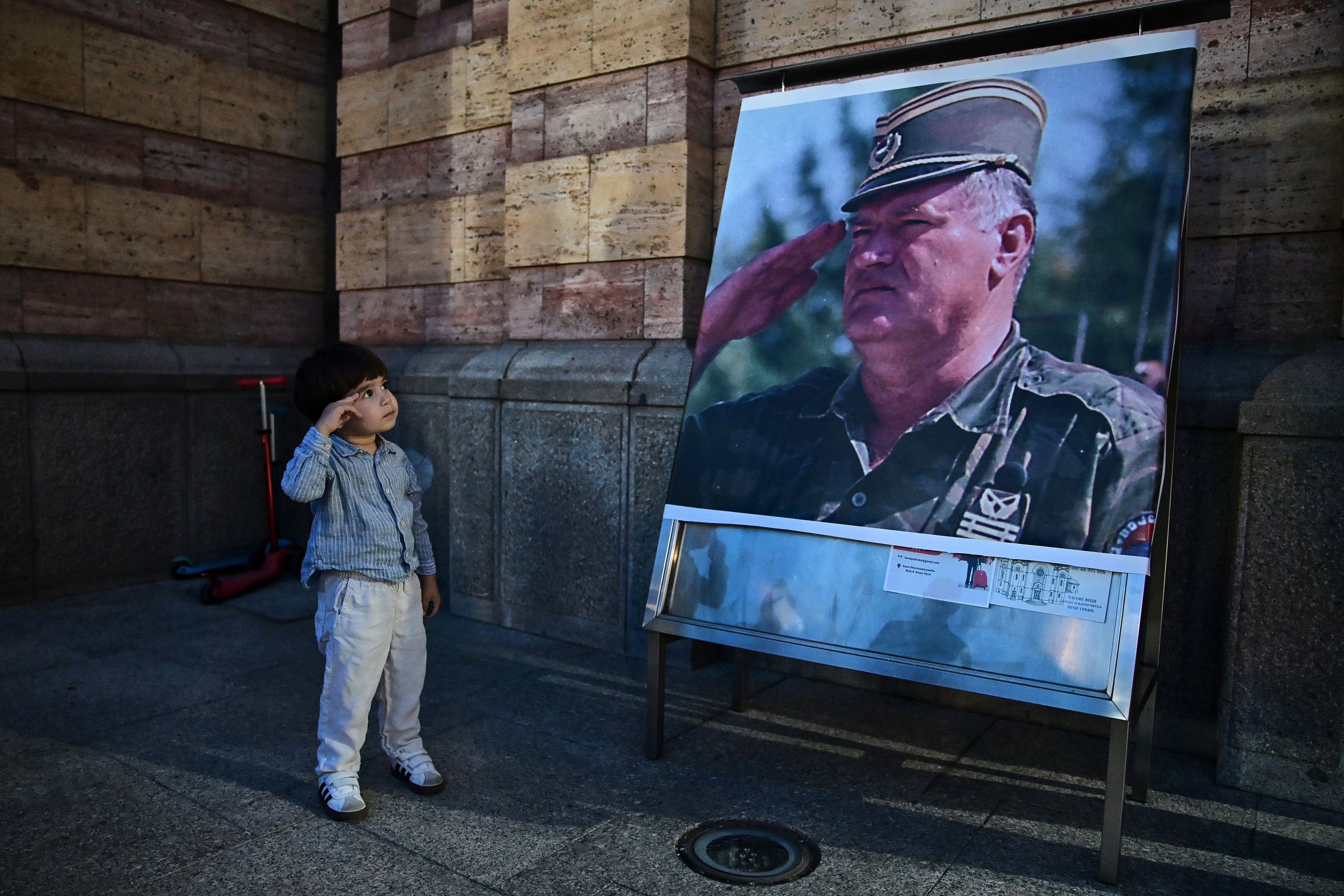 Un niño hace el saludo militar a un cartel de Ratko Mladic en Banja Luka (Bosnia-Herzegovina).