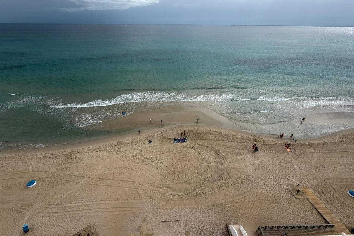 Una de las playas de Cartagena afectadas por la retirada del mar este viernes.