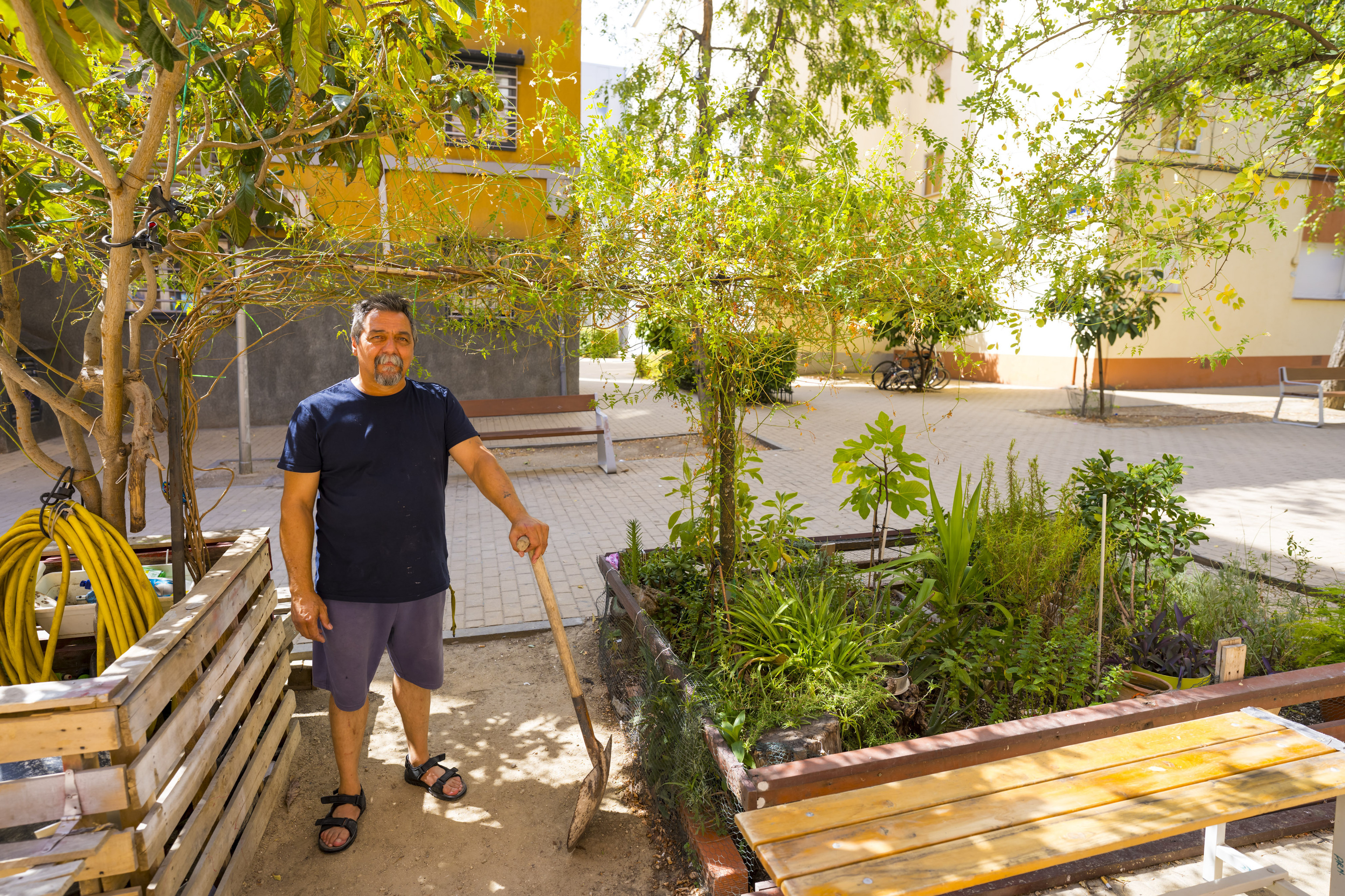 Víctor cultiva su huerto en Villaverde.