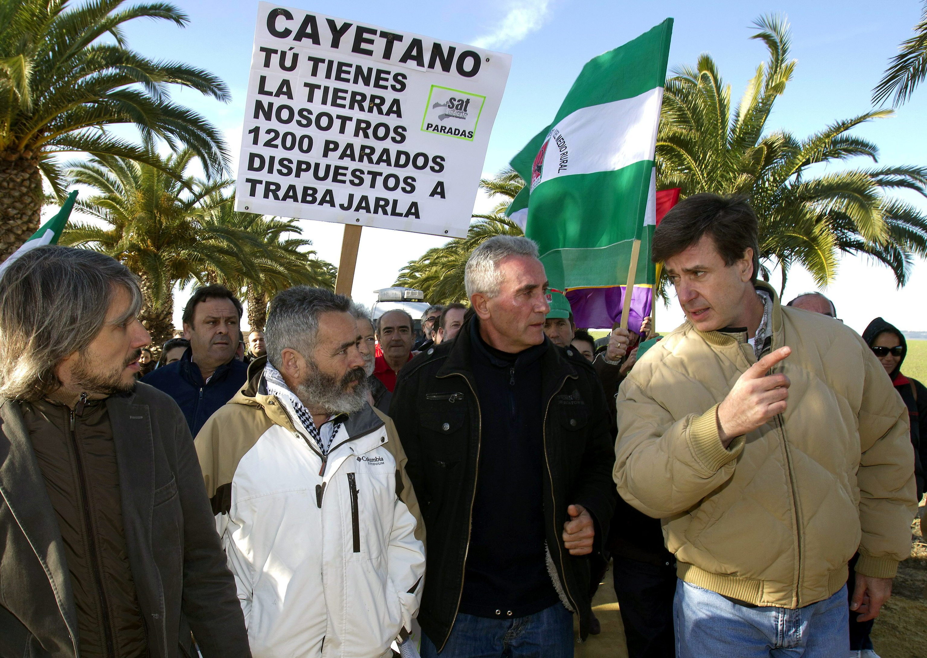 Sánchez Gordillo y Cañamero conversan en Cayetano Martínez de Irujo tras ocupar un finca de la Casa de Alba en Carmona (Sevilla).