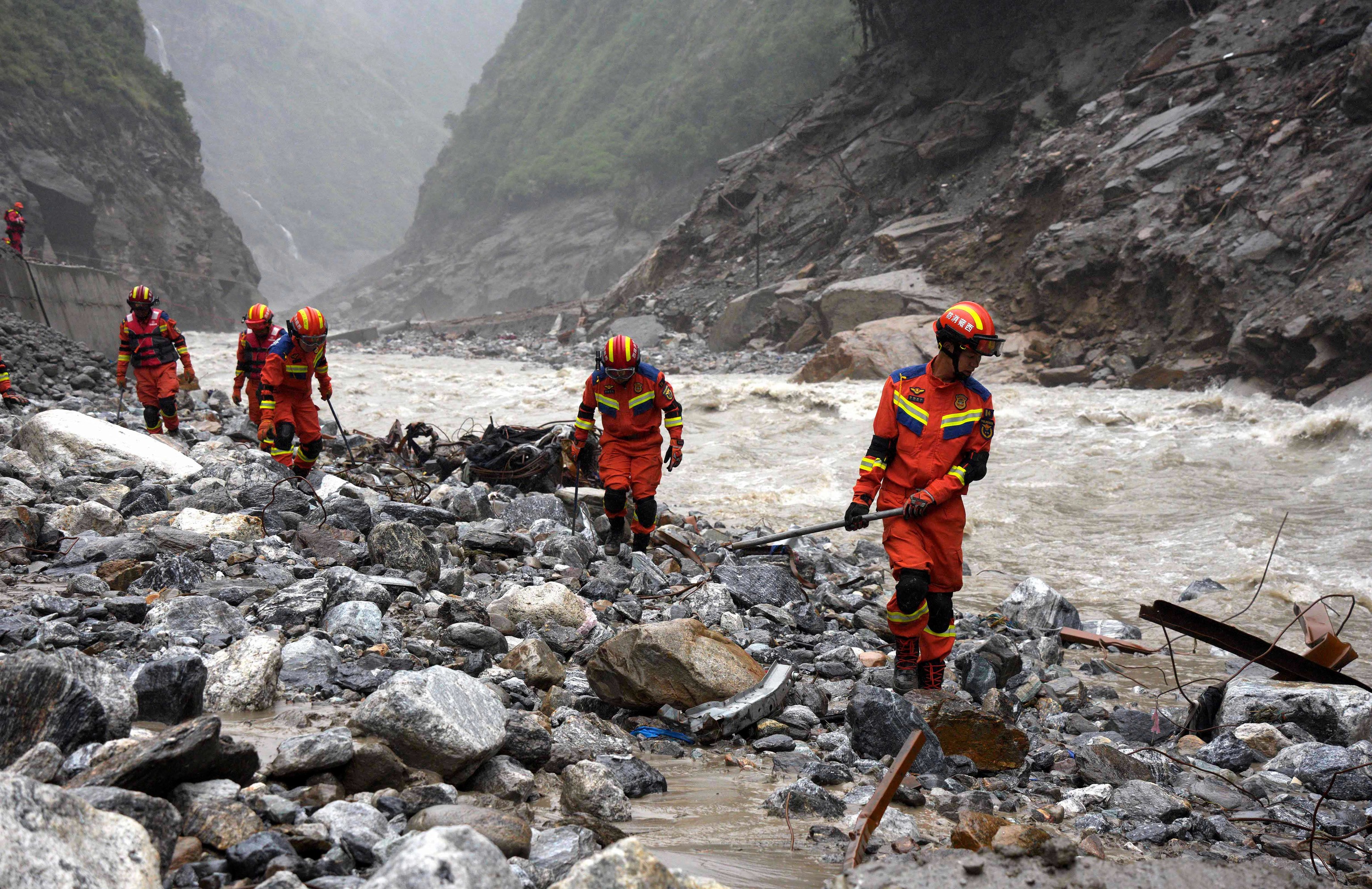 Los equipos de rescate buscan desaparecidos en Nepal.