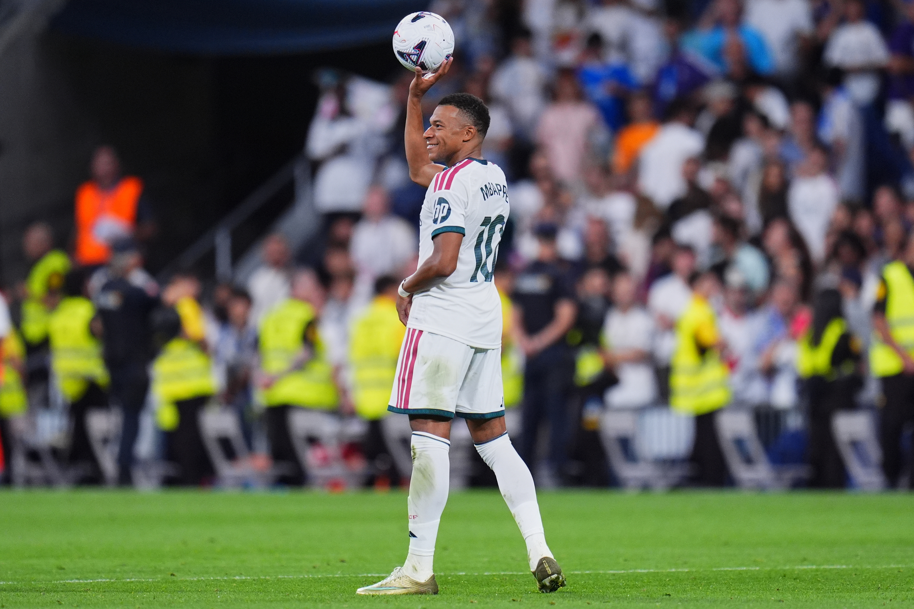 Mbappé eleva un balón.