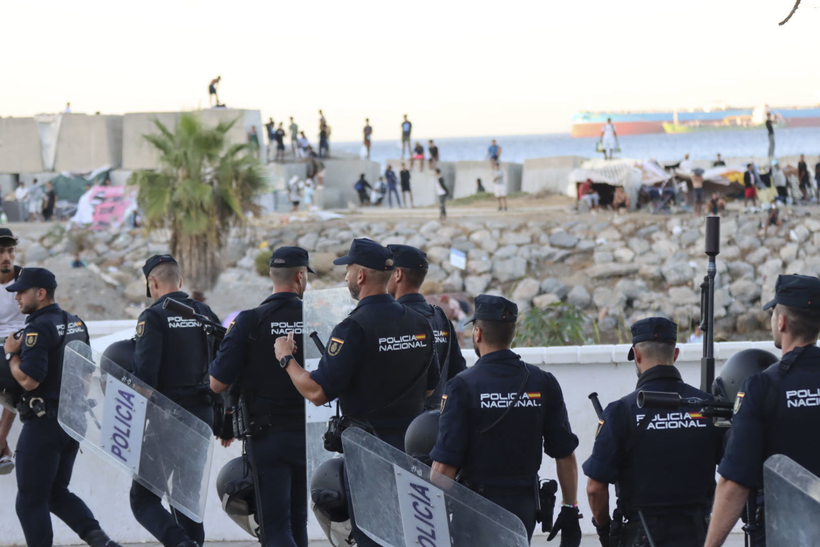 La Polic�a Nacional controla las inmediaciones de la playa del Trampol�n, en Ceuta.