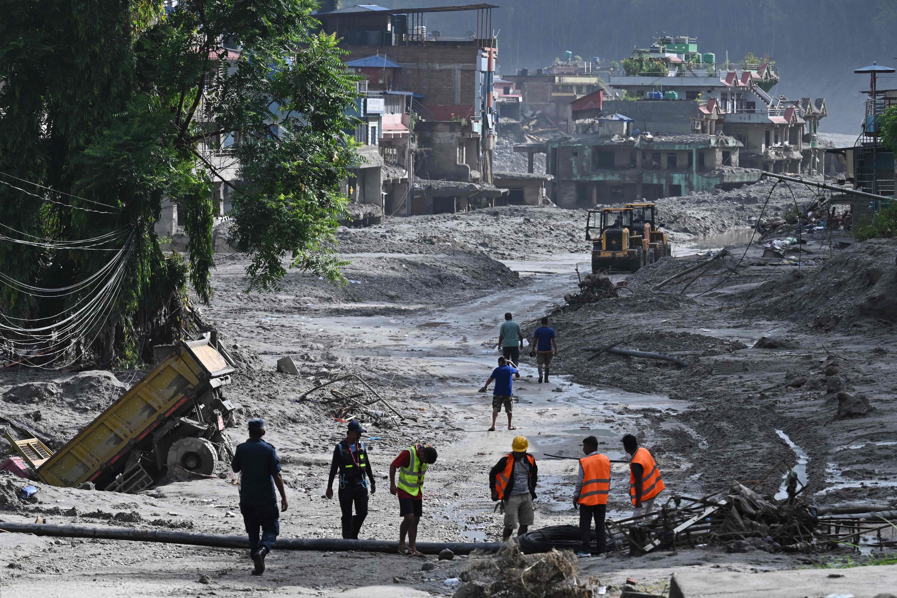 Servicios de rescate en una zona de Nepal llena de lodo y barro de la riada.