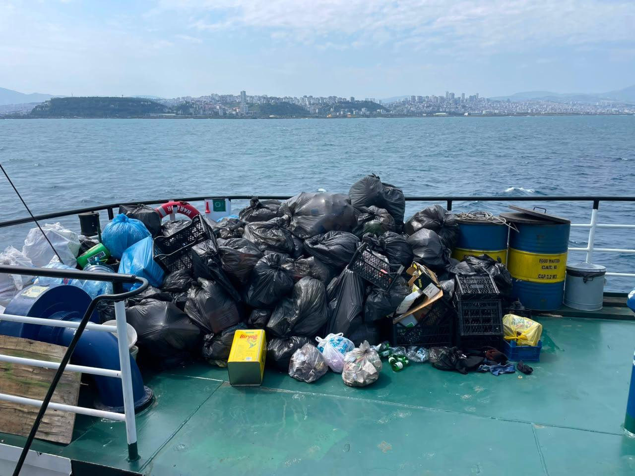 El estado insalubre del carguero mientras fondean en la ciudad turca de Samsun.