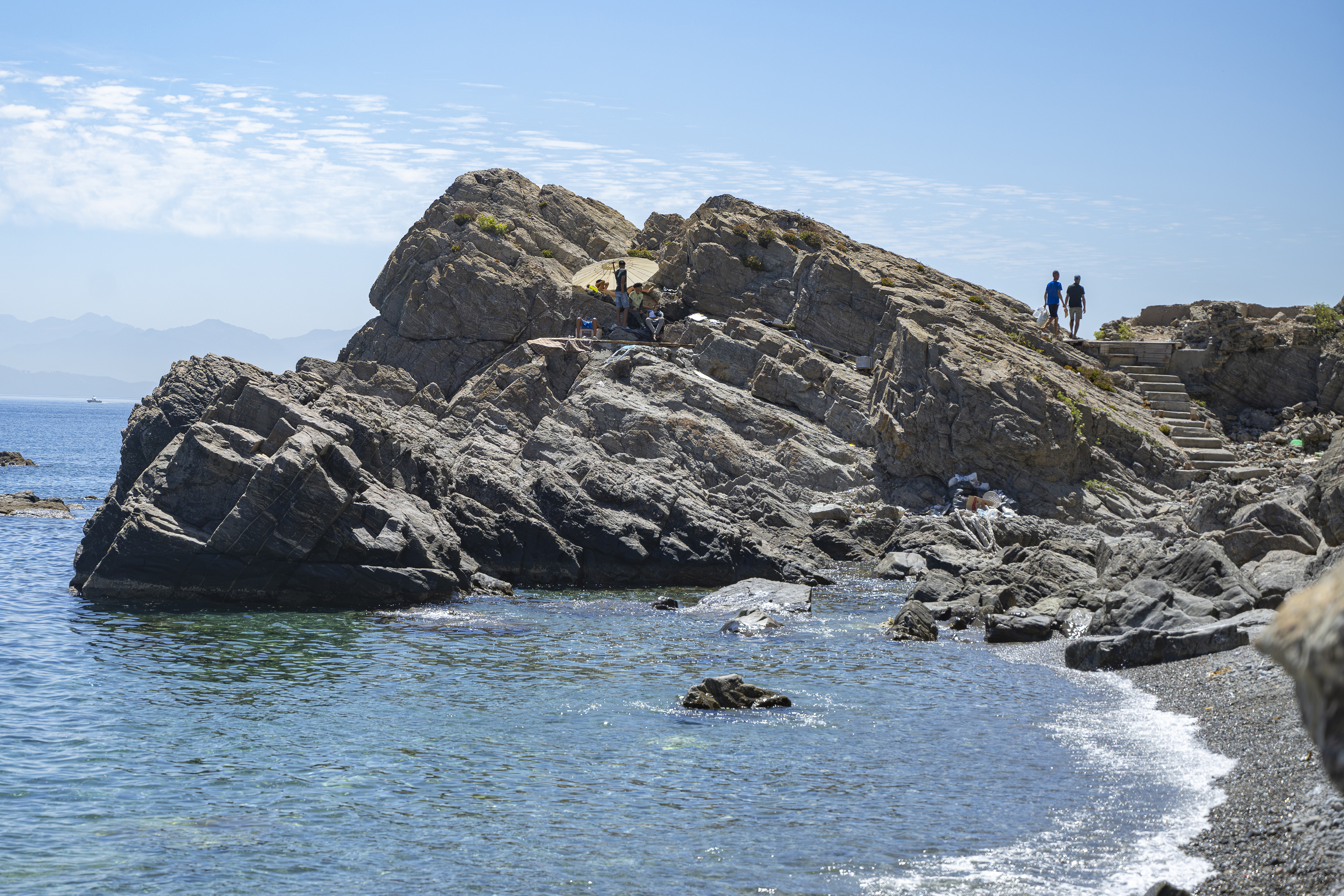 Inmigrantes se tiran al mar en la playa ceutí de Sarchal.