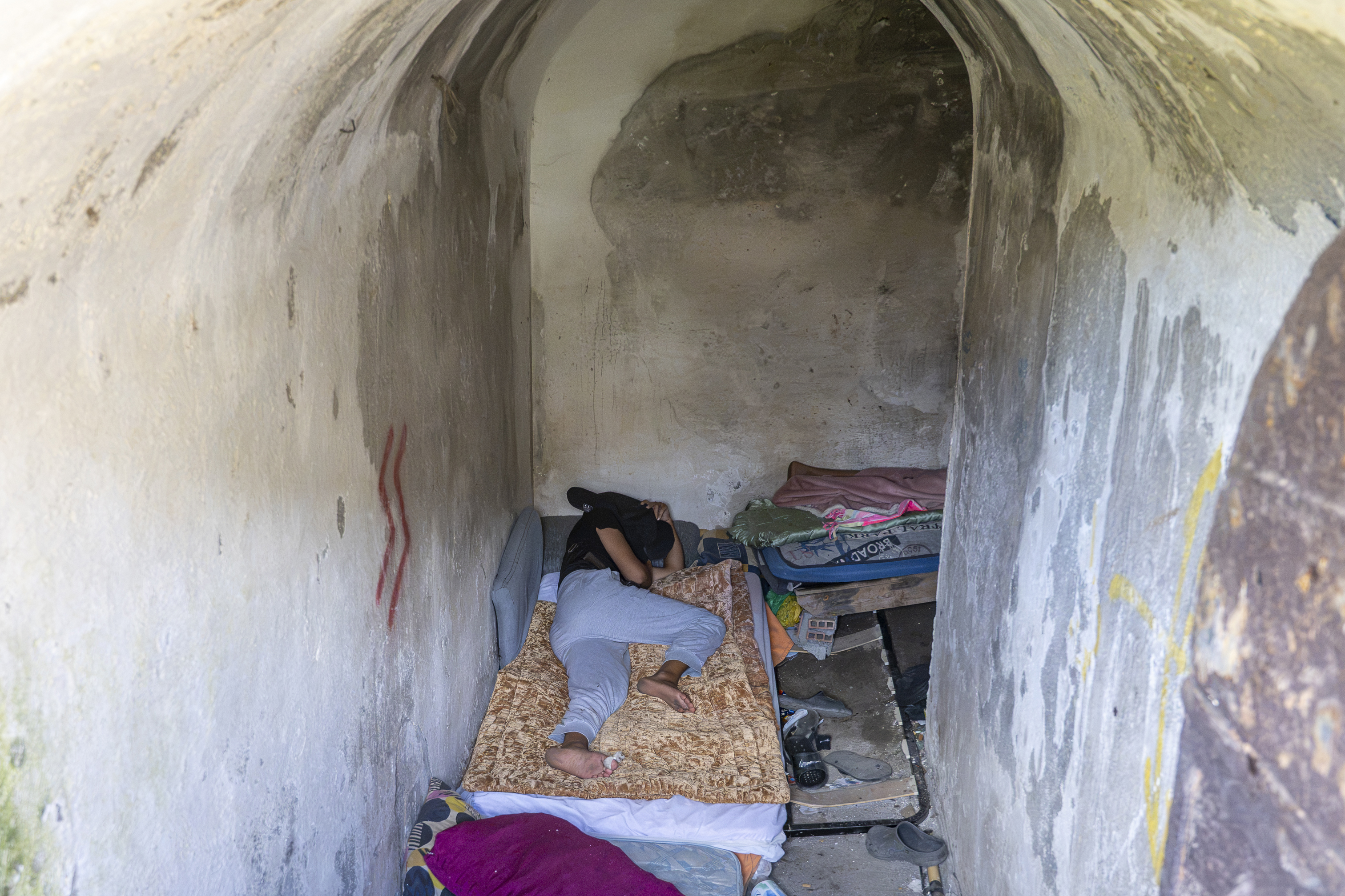 La tubería en la que duermen durante el día, donde se amontonan sus pertenencias.