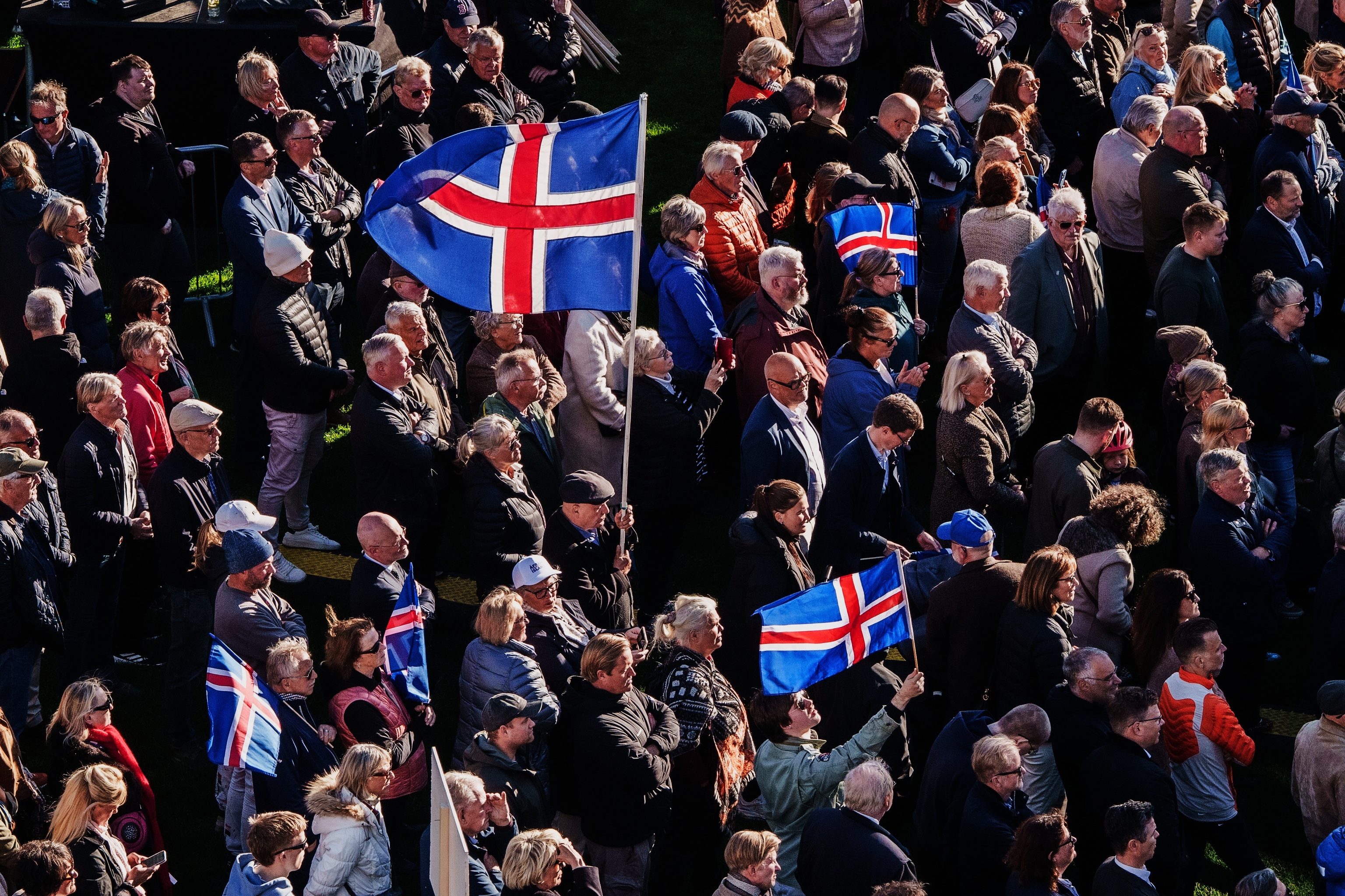 Islandeses con banderas nacionales en una protesta contra la adhesi�n a la UE en Reikiavik.