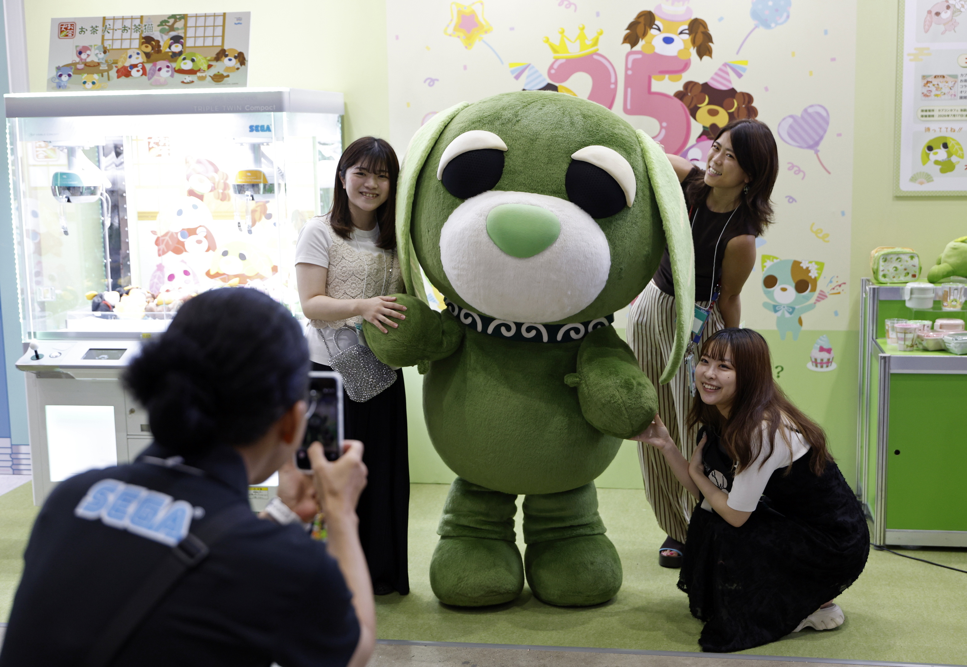 Unas mujeres japonesas se divierten en una feria de ocio en Tokio.