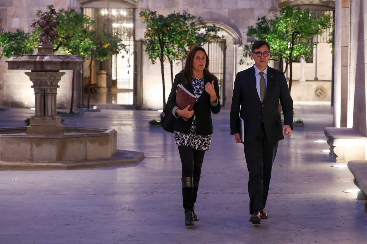 La consejera de Educación, Esther Niubó, y el presidente de la Generalitat, Salvador Illa.