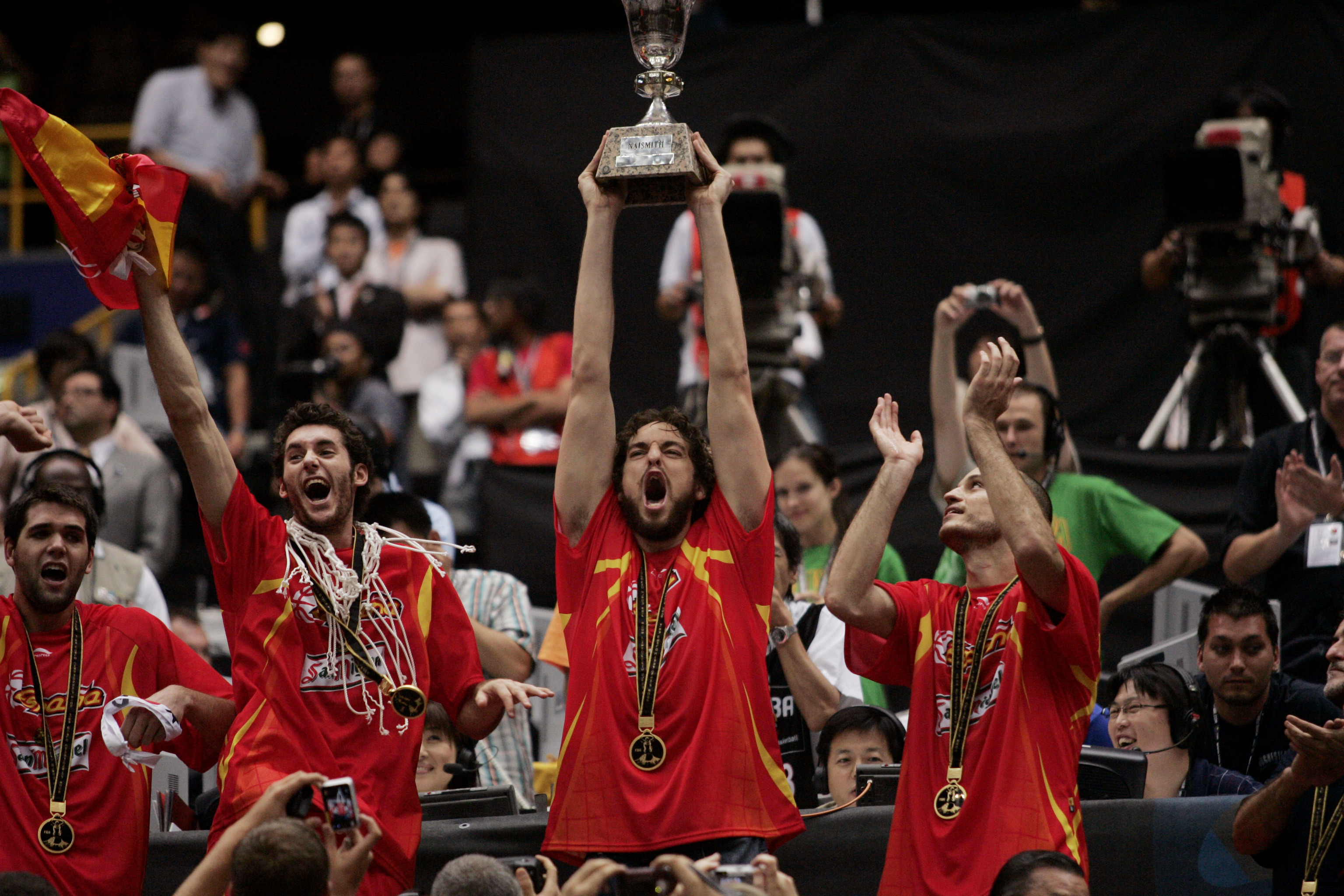 Pau Gasol levantando la copa en Saitama