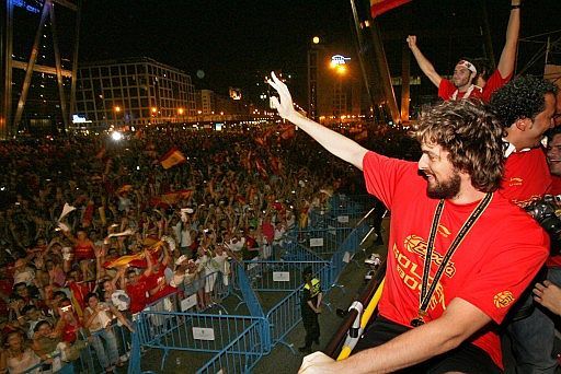 Pau Gasol durante la rua por las calles de Madrid tras conseguir el oro
