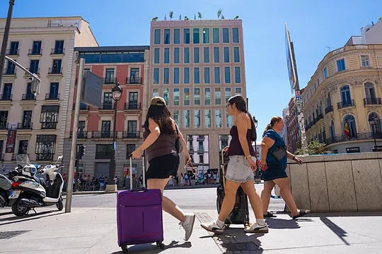 Varias turistas pasean ante el edificio del Hotel Nobu.