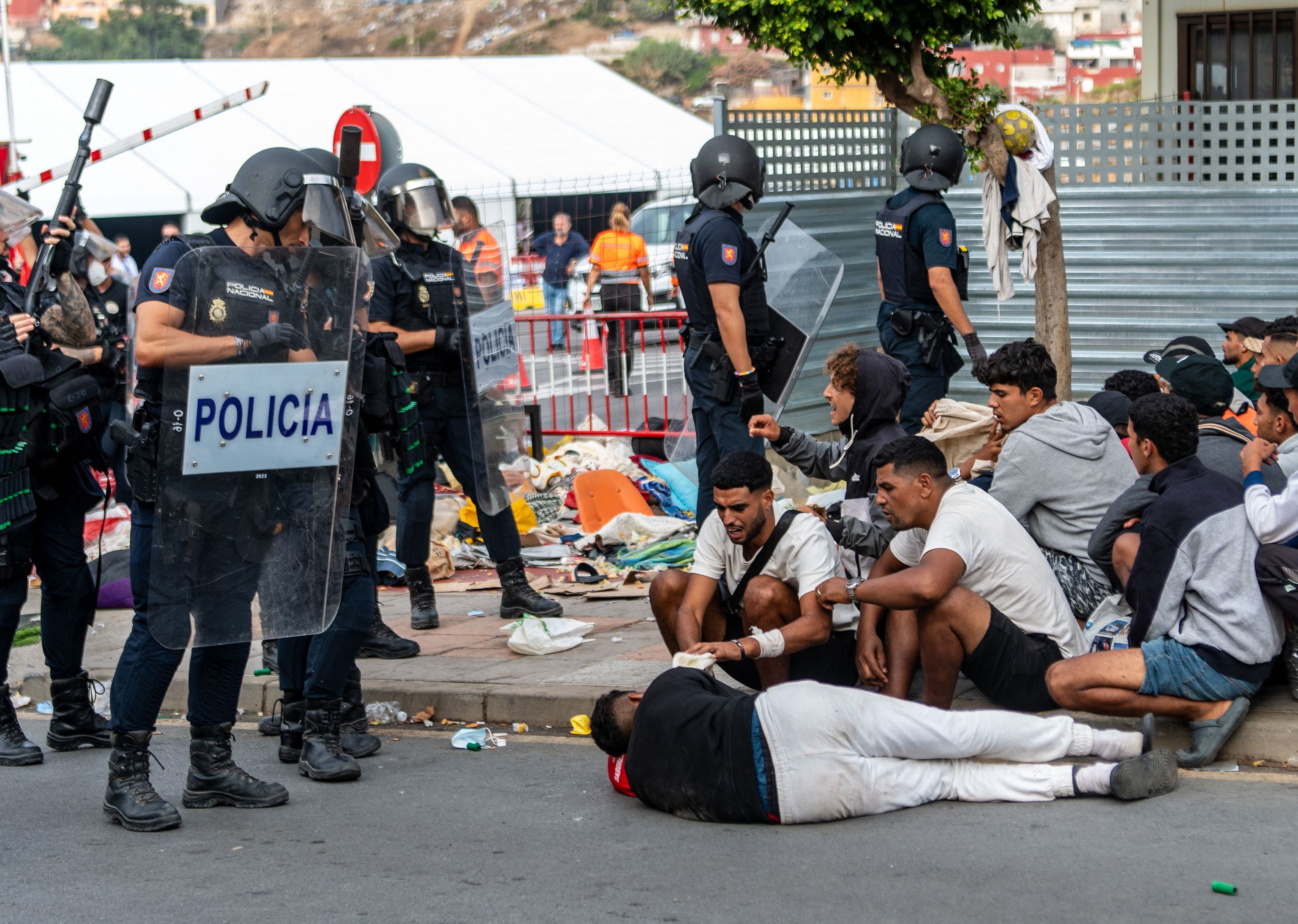 Inmigrantes ante la Polic�a en Ceuta.