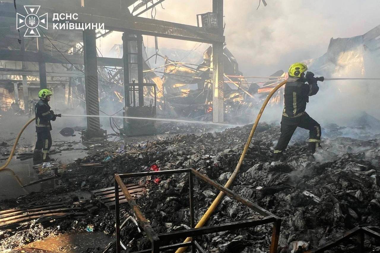 Bomberos ucranianos trabajan en un edificio golpeado por un ataque ruso.
