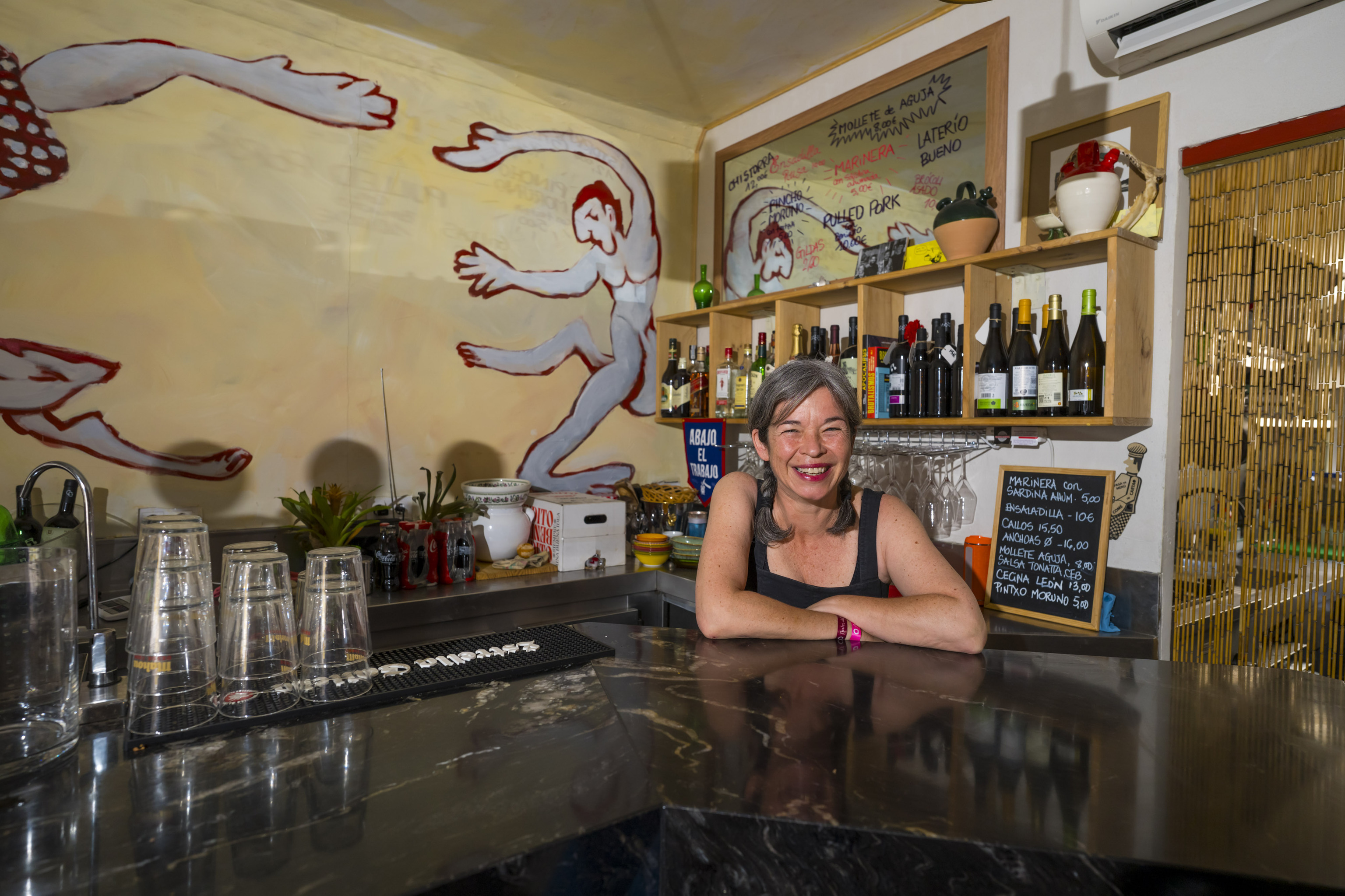 Lola Beneyto posa tras la barra de su bar, El Lugarcito III.