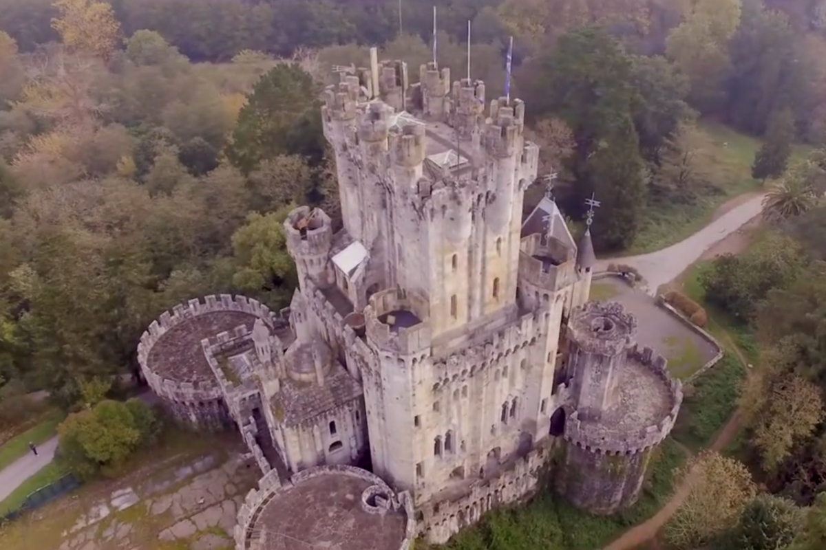 El pueblo del Pa�s Vasco que es uno de los m�s bonitos de Espa�a: un castillo de cuento rodeado de un bosque centenario y a solo 20 minutos de Bilbao