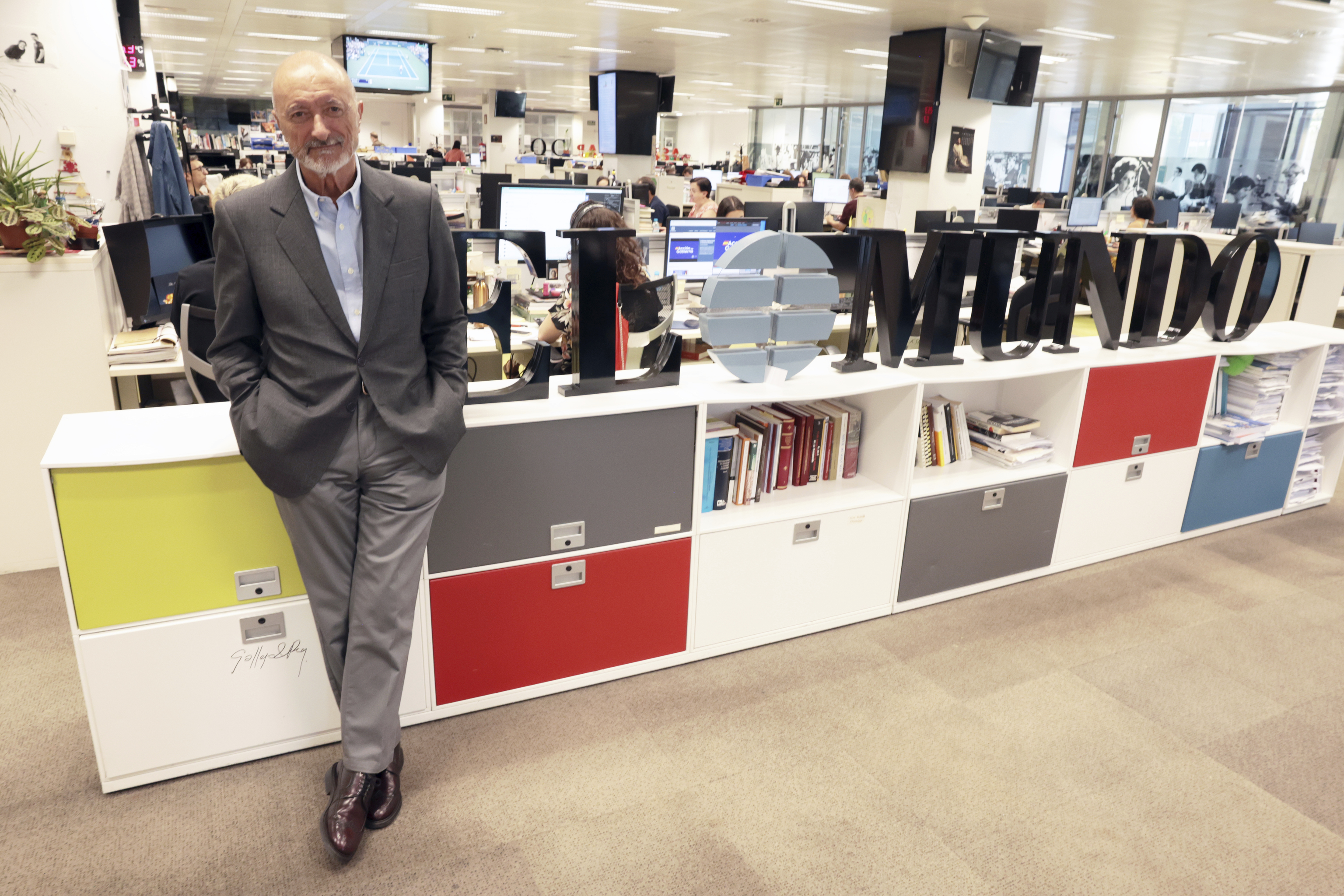 Arturo P�rez-Reverte, en la redacci�n de EL MUNDO.