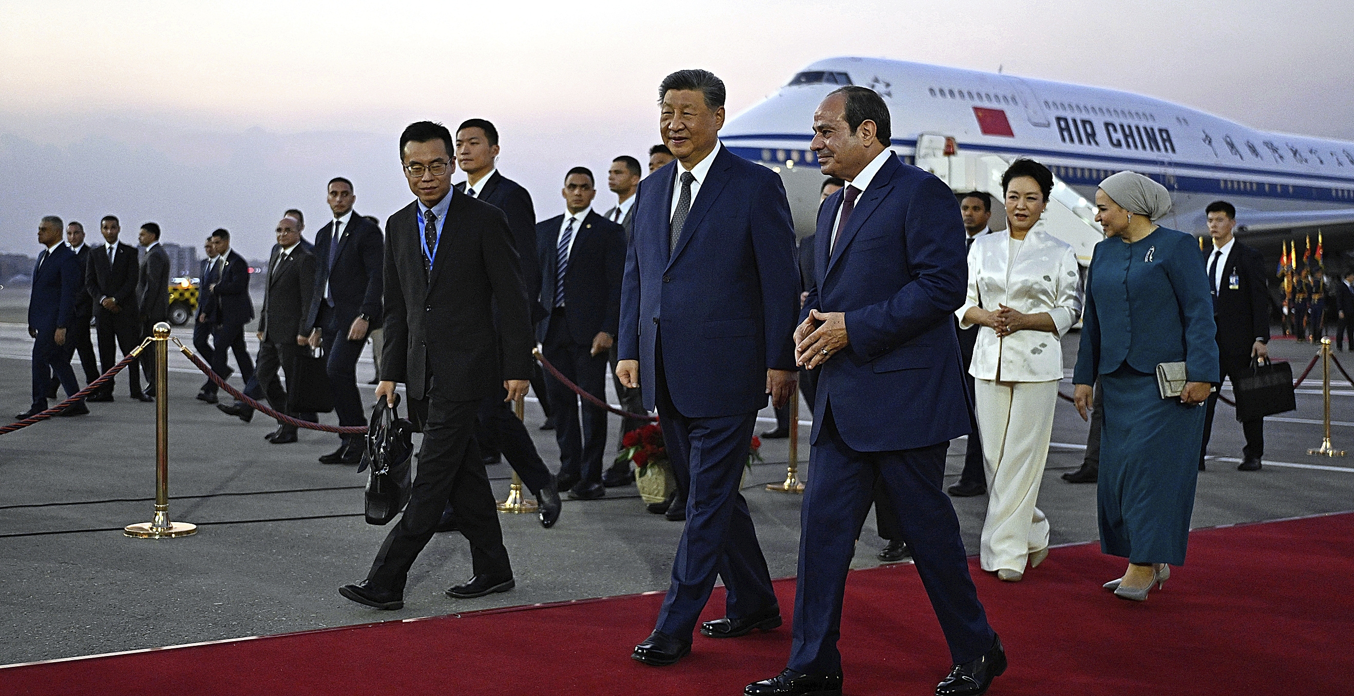 El presidente chino, Xi Jinping, junto al presidente egipcio, Abdel Fatah al Sisi, este martes a su llegada a El Cairo.