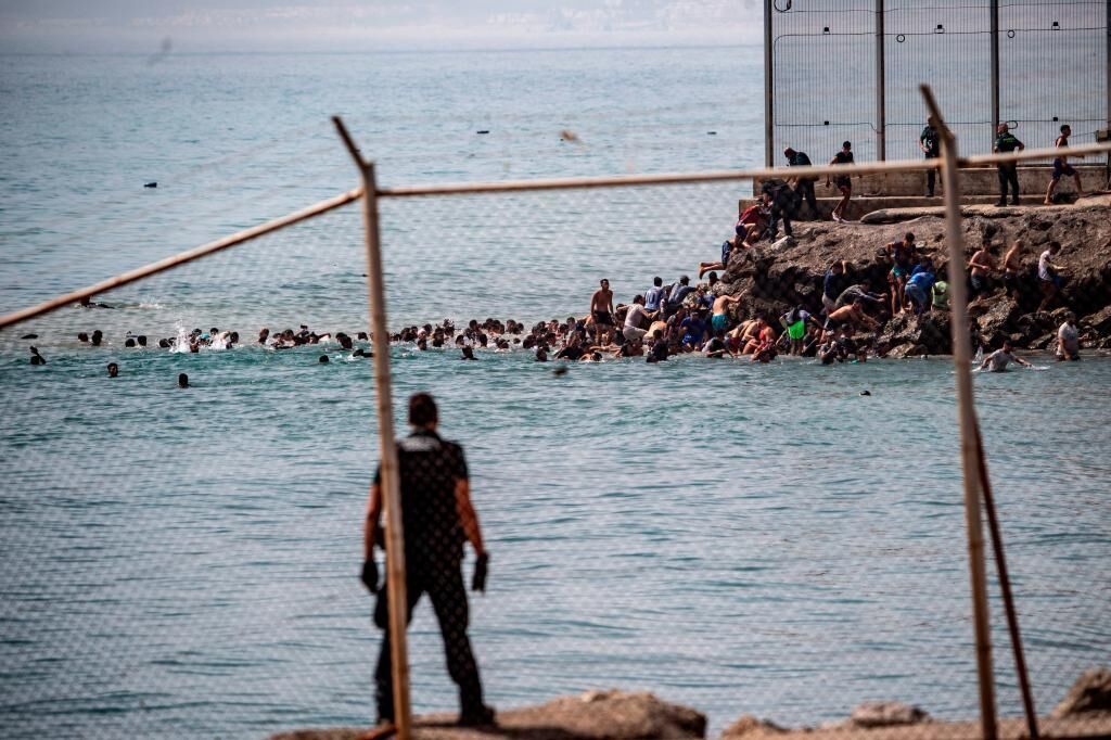 Parte de los migrantes que entraron a Marruecos el 30 de julio pasado, en el espigón de El Tarajal (Ceuta).