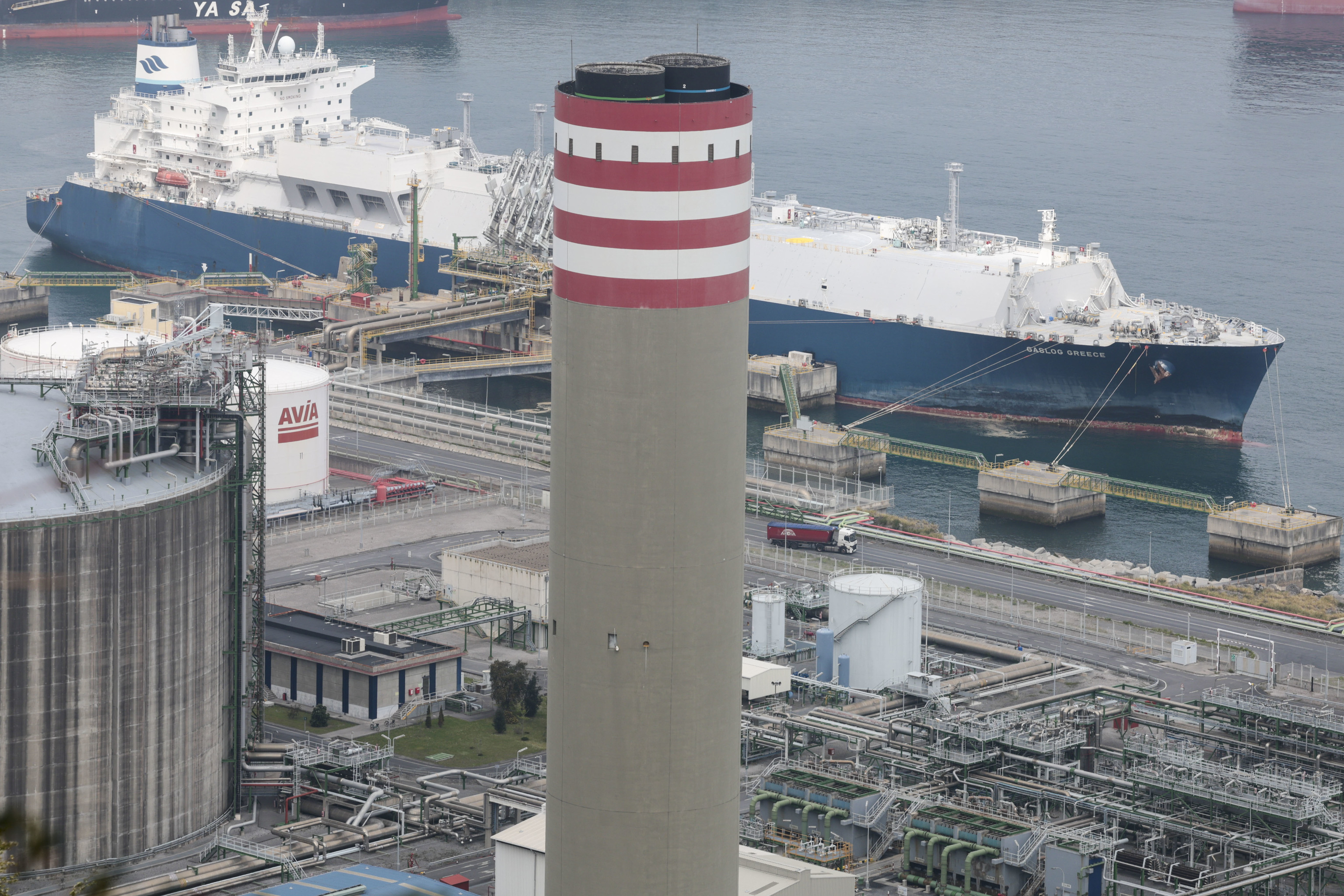 Un barco metanero cargado de gas licuado descargando en el puerto de Bilbao el pasado abril.