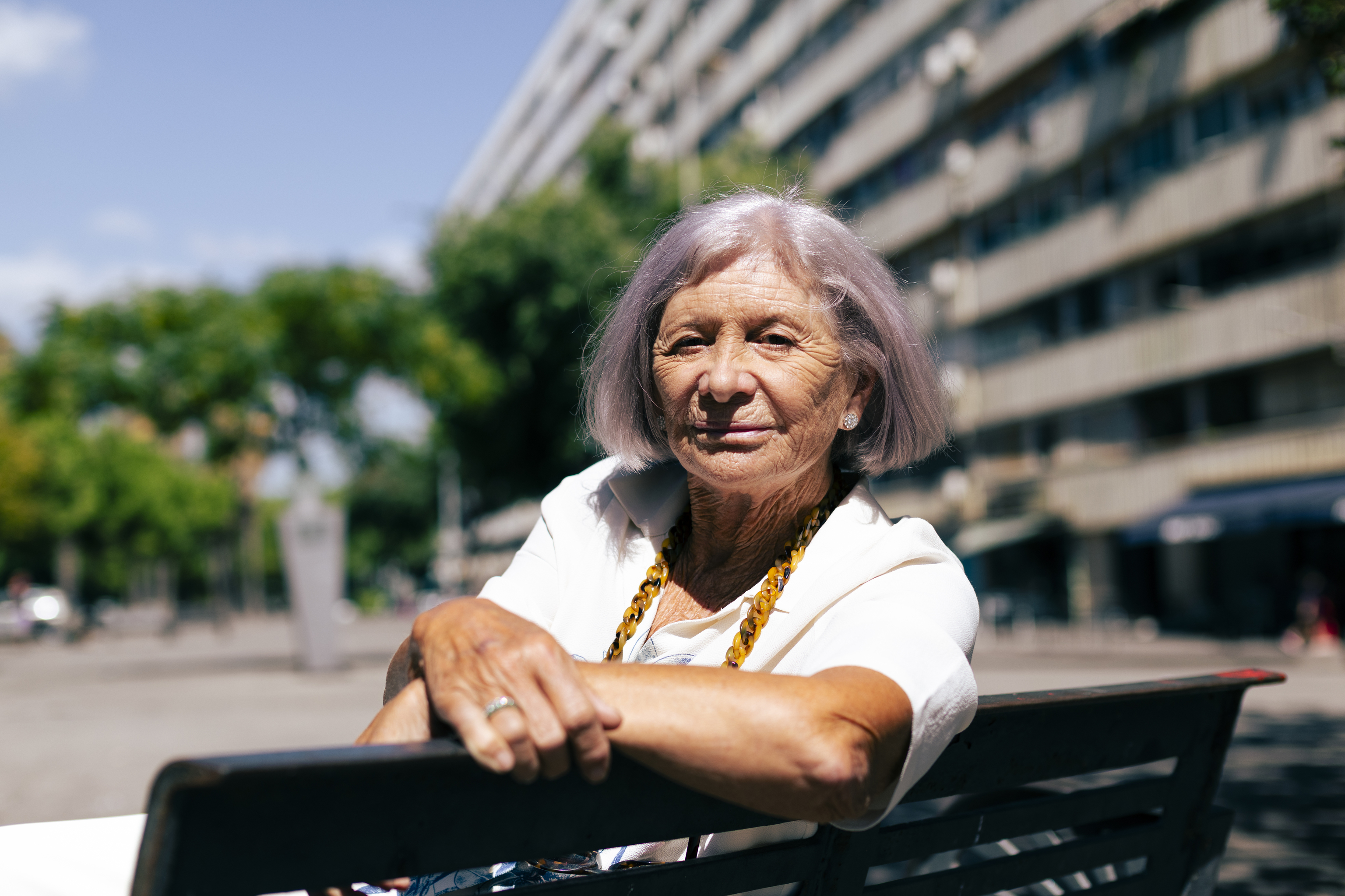 Alicia Giménez Bartlett en un banco de la Rambla de Camarón, con el busto del cantaor al fondo.