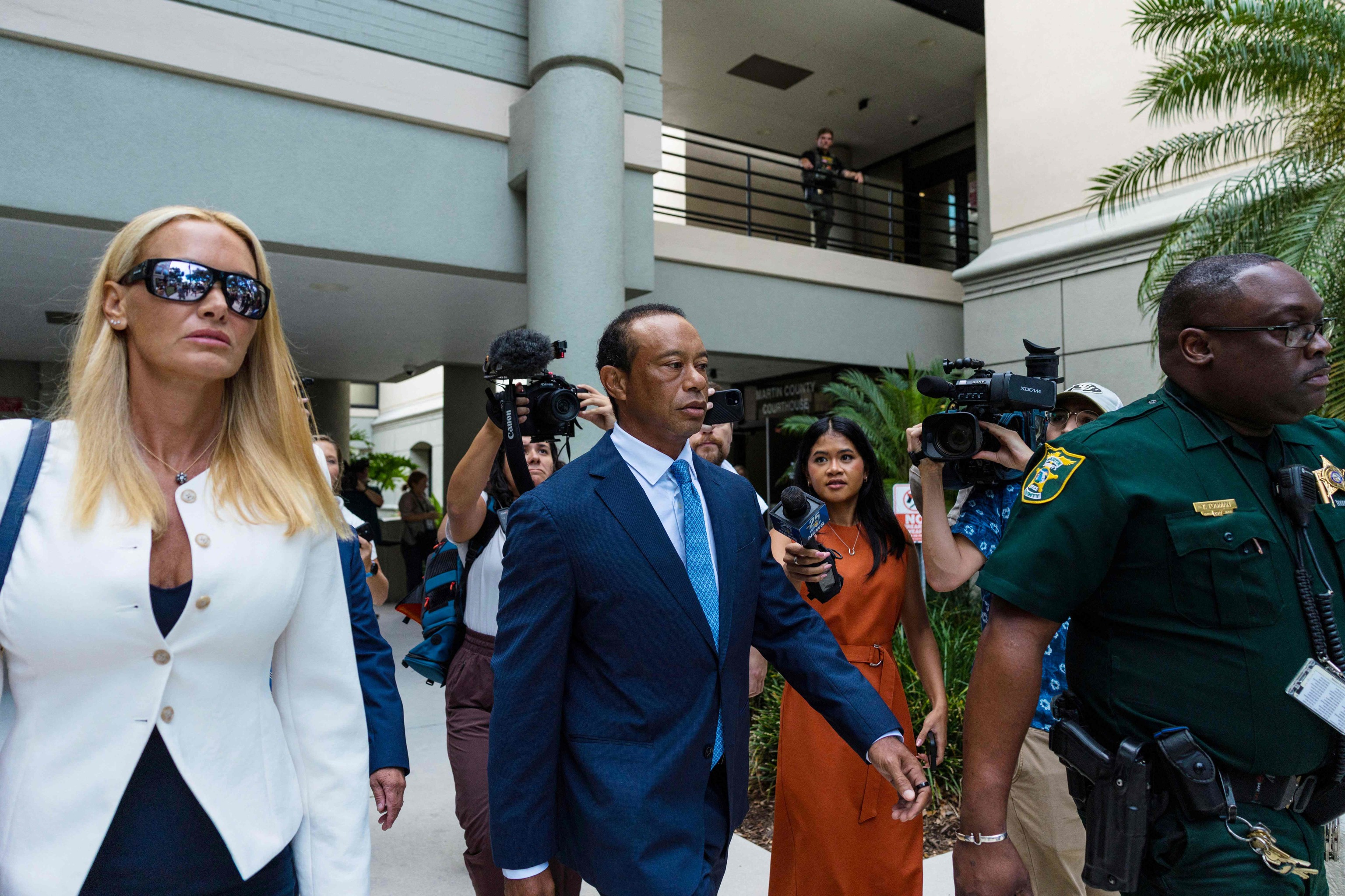 Tiger Woods abandona las Cortes de Florida.