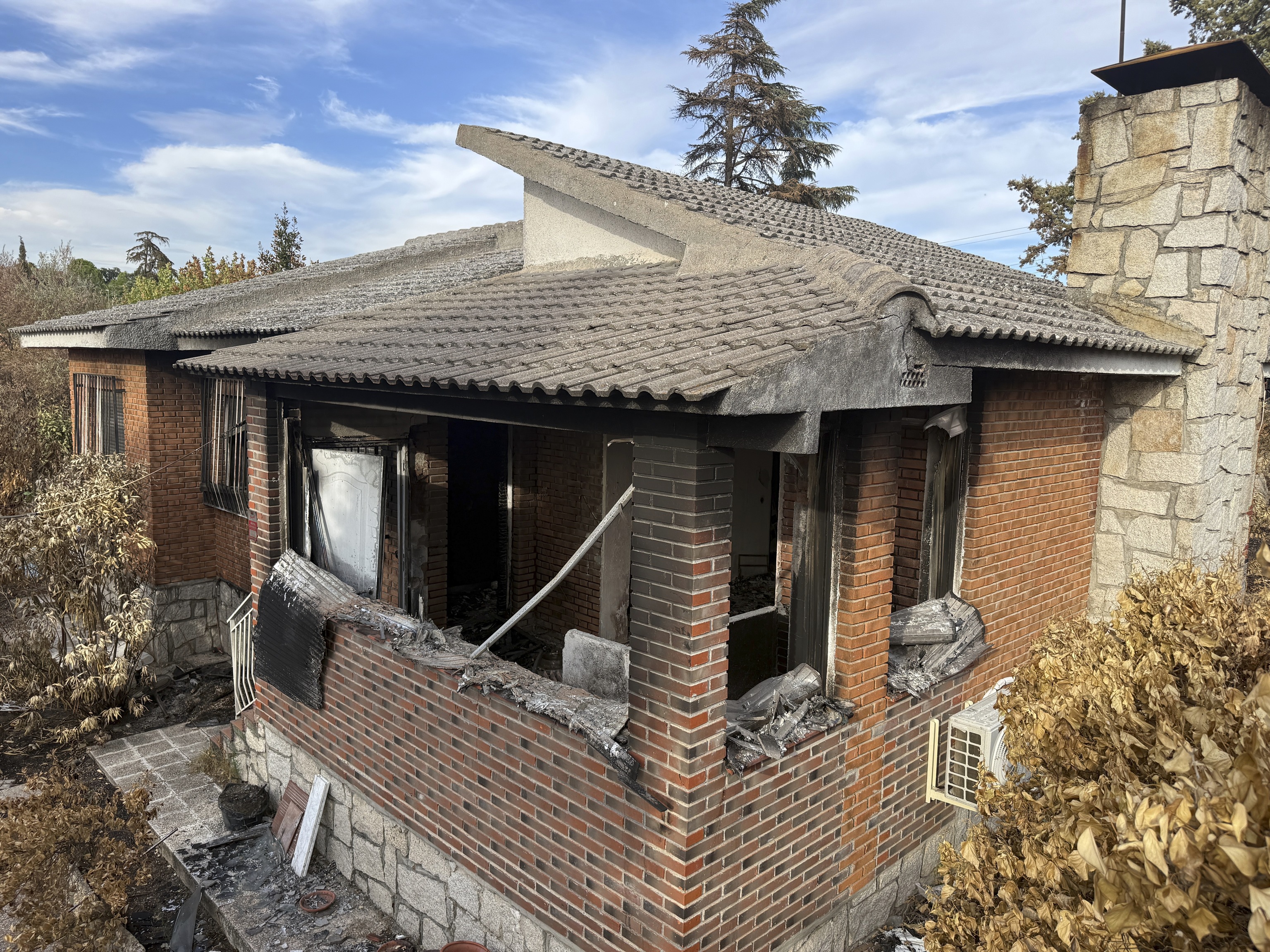 Uno de los cinco chalet afectados por el fuego en la urbanizaci�n de Calalbeche, Toledo