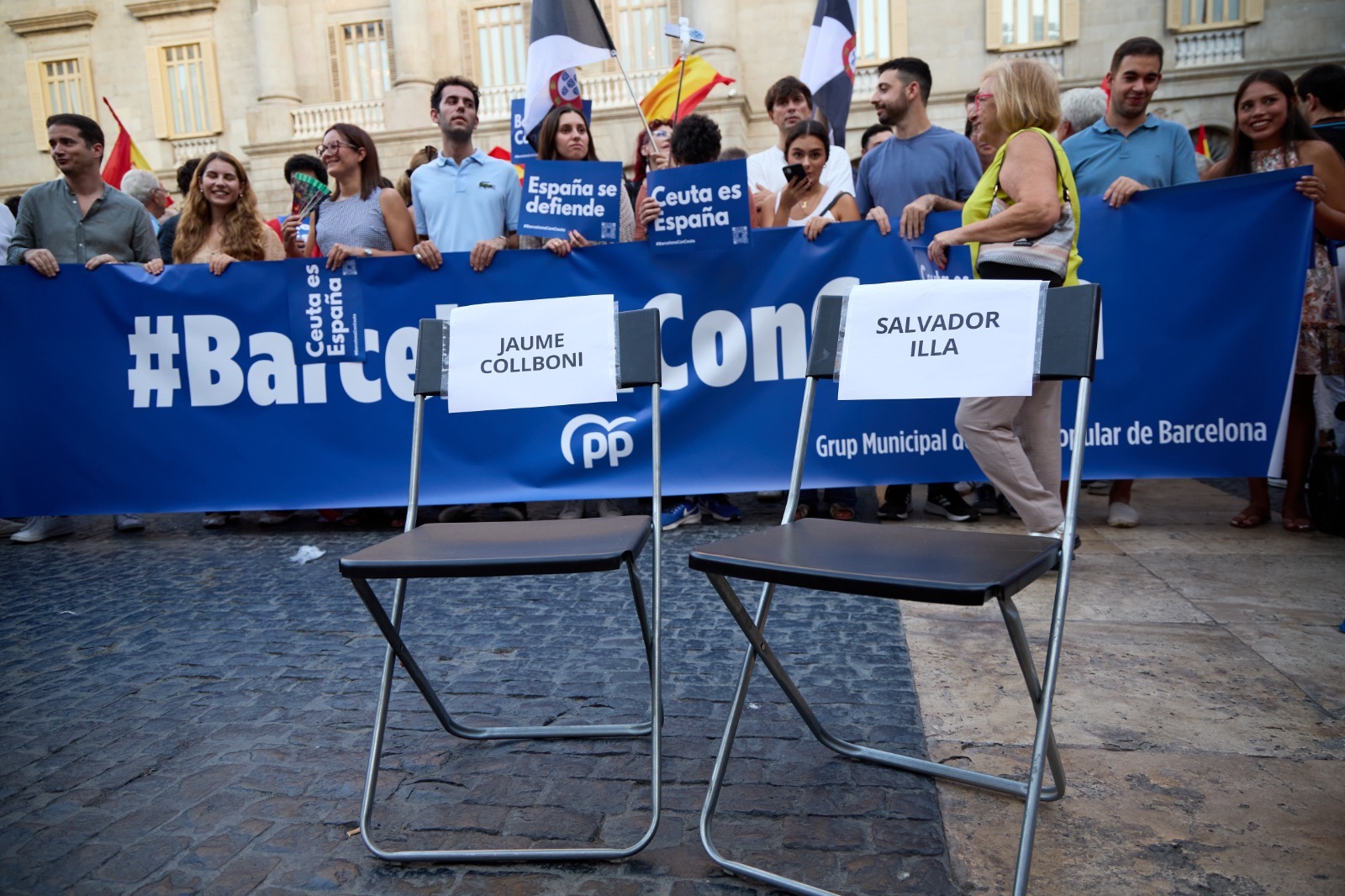 Unas sillas señalan la ausencia de Illa y Collboni en la manifestación por Ceuta en Barcelona