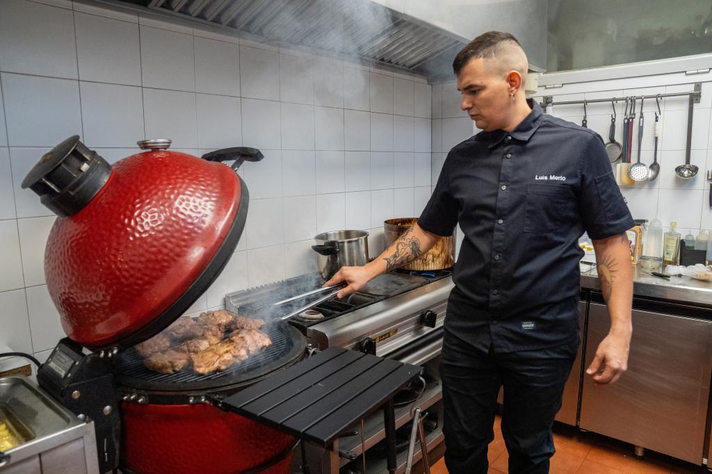 Luis Merlo en plena faena con el kamado.