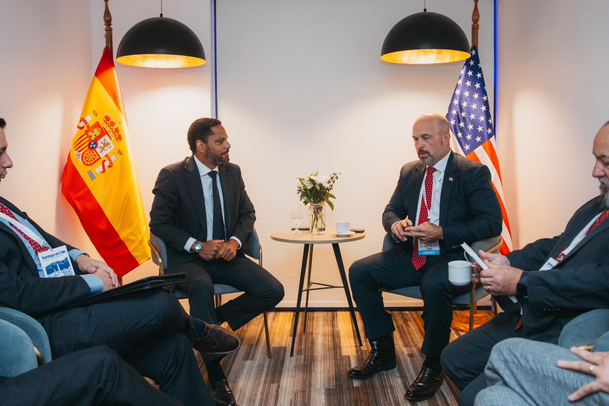 El secretario general de Vox, Ignacio Garriga, con el presidente de la Fundaci�n Heritage, Kevin Roberts, ayer en Santiago de Chile