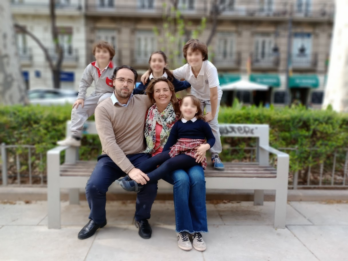 Alicia Grau junto a su familia en Valencia.