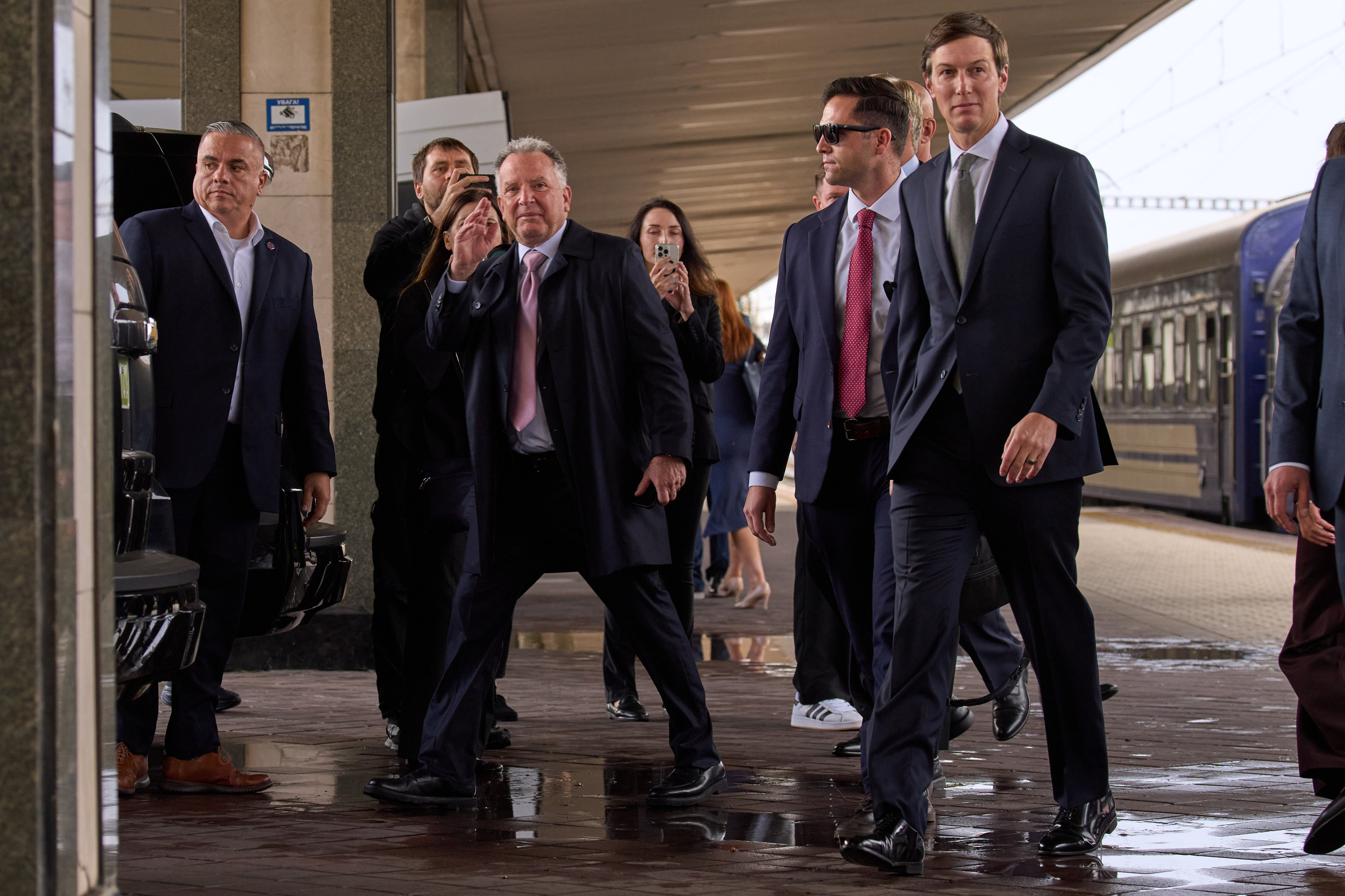 Los enviados del presidente de EEUU, Donald Trump, Steve Witkoff (centro) y Jared Kushner (derecha), llegan a Kiev, Ucrania, este domingo.