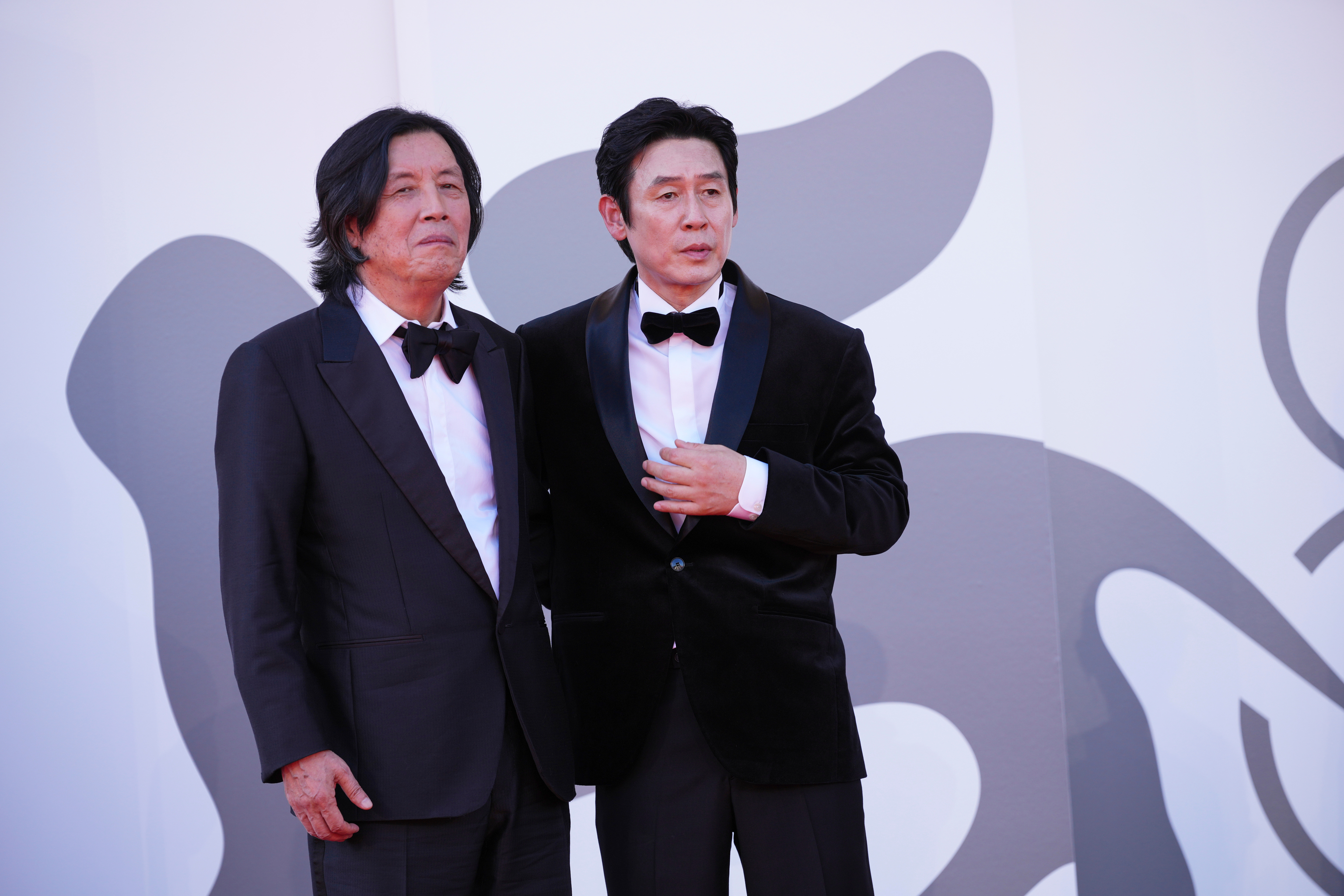 Lee Chang-dong y Sul Kyung-gu en la presentación de Un posible amor.