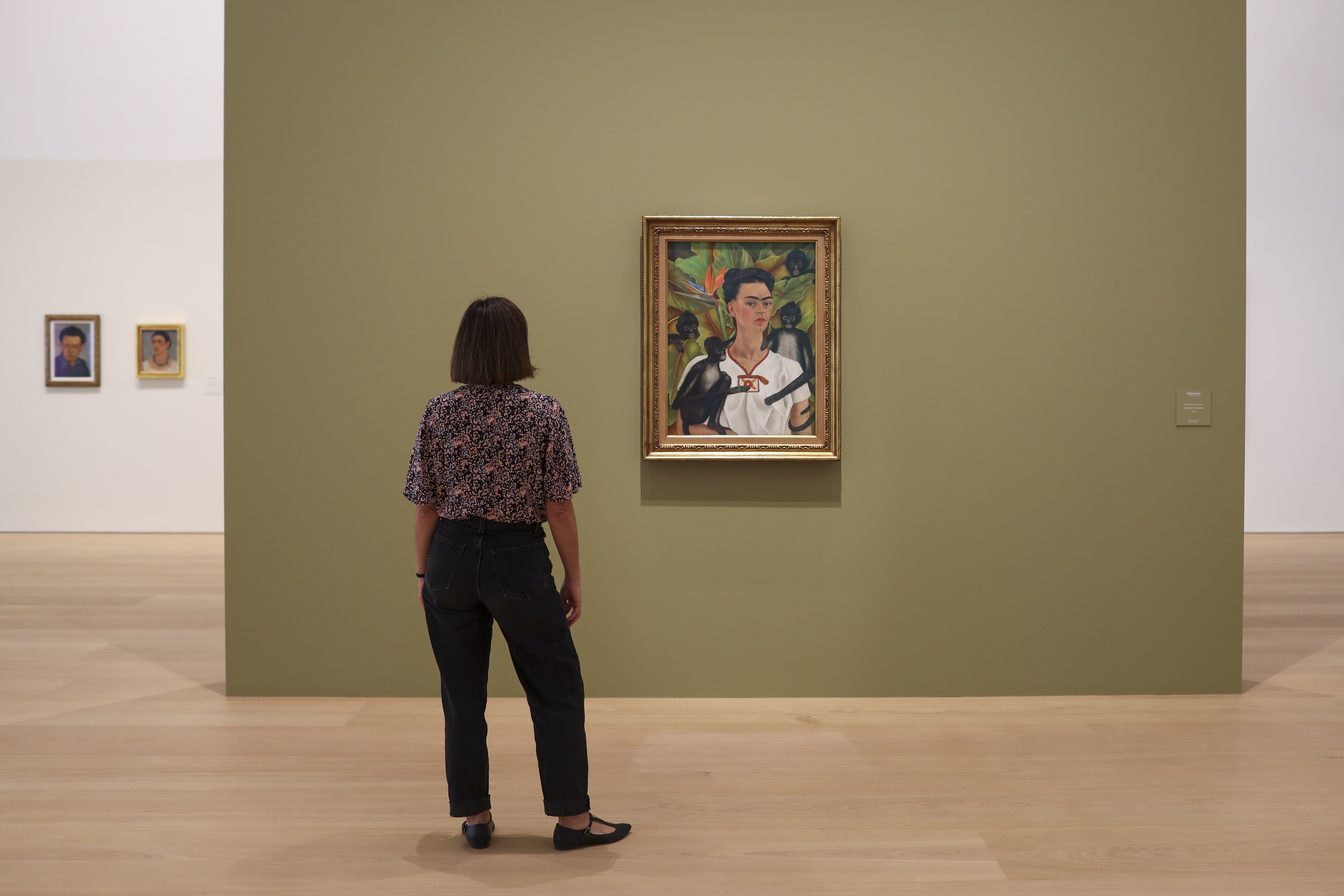 Una visitante frente al autorretrato 'Frida con monos'.