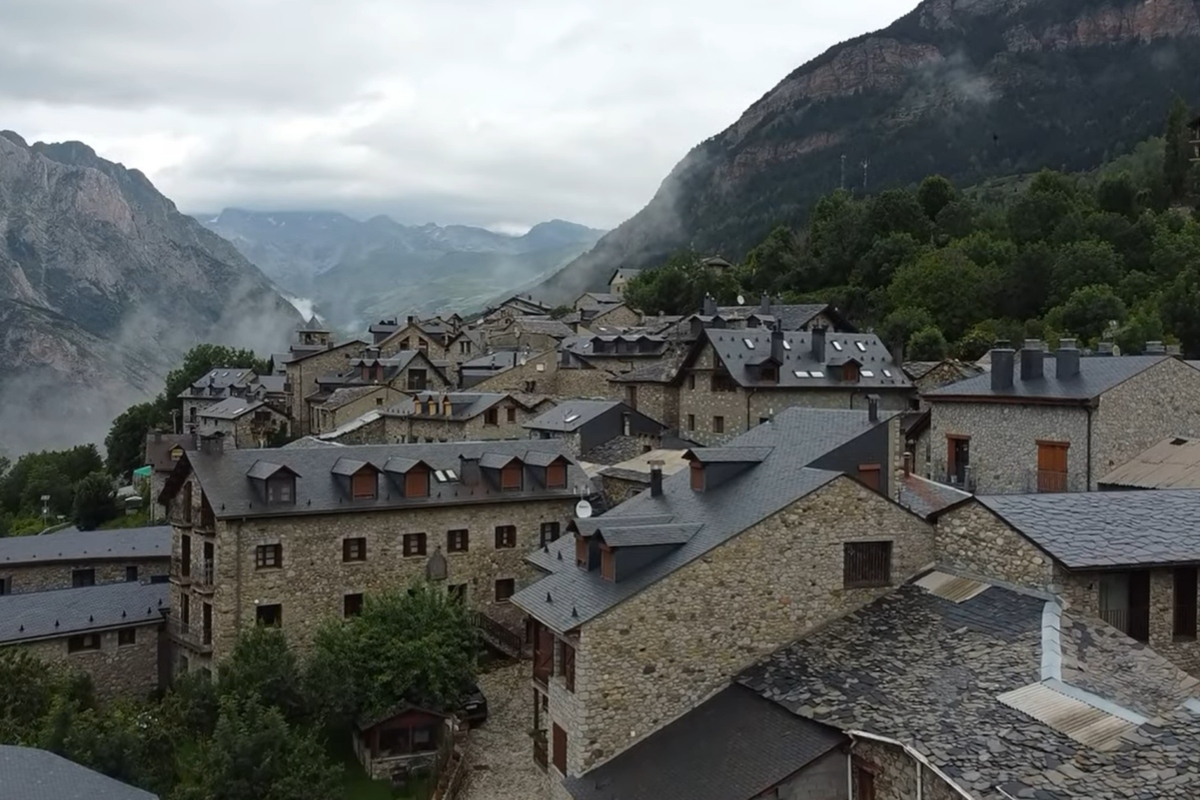 Ni Ans� ni A�nsa: el pueblo m�s alto del Pirineo aragon�s enamora por sus calles de piedra y sus vistas al Aneto
