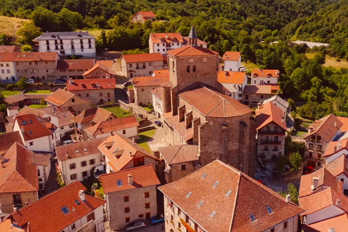 Muchos viajan a la Selva de Irati, pero este pueblo del Pirineo merece una visita: tiene una cascada, un puente rom�nico y una iglesia que parece una fortaleza