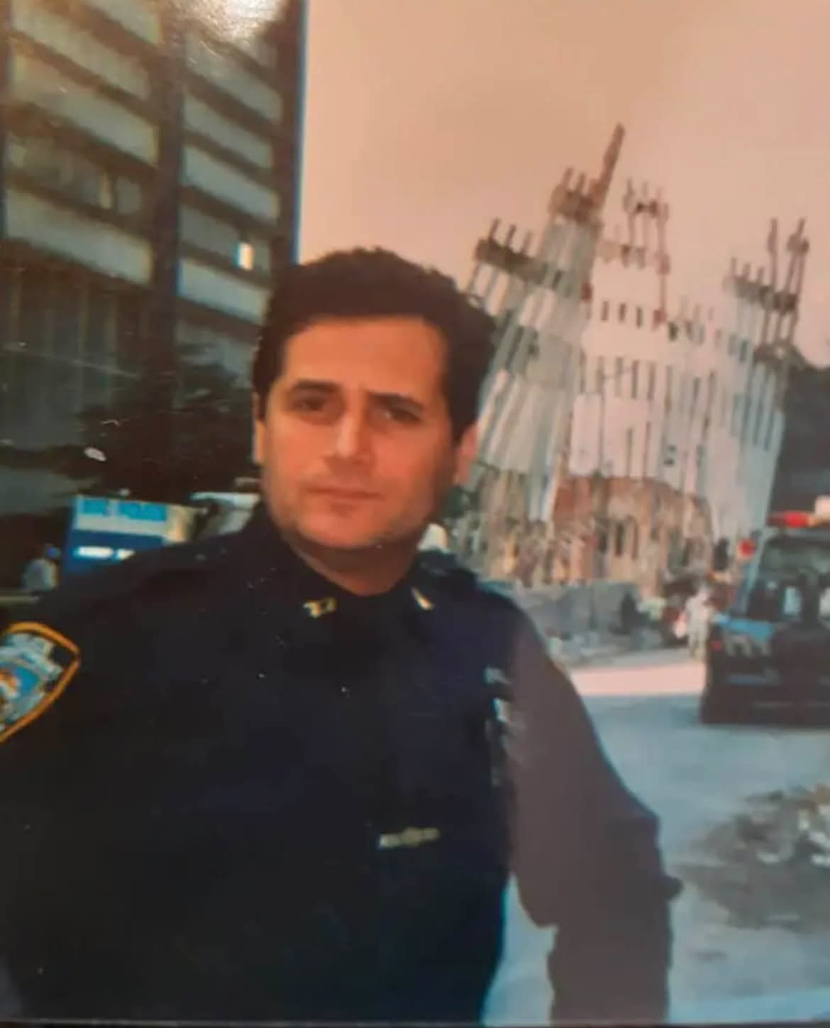 El ex polícia neoryorquino Londy Prendamano frente a las torres después del colapso.