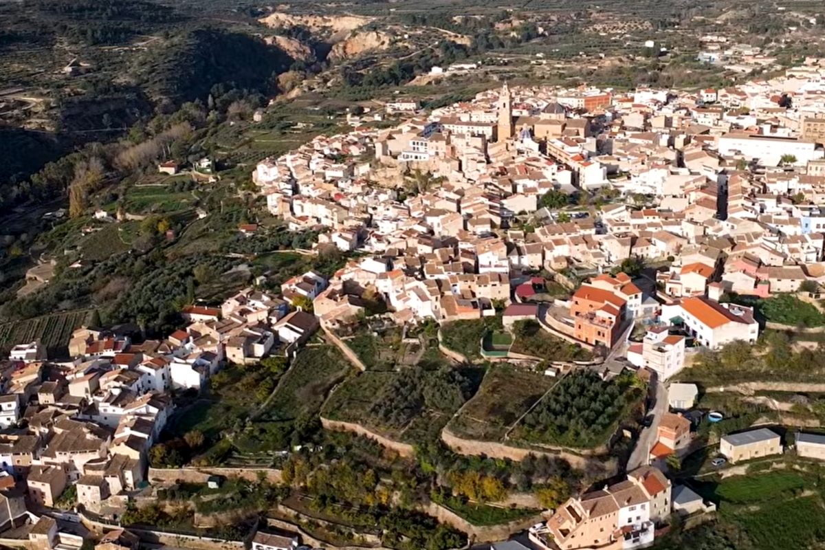 Parece Marruecos, pero este encantador pueblo azul est� en Valencia: ideal para recorrer a pie y disfrutar de su ruta del agua