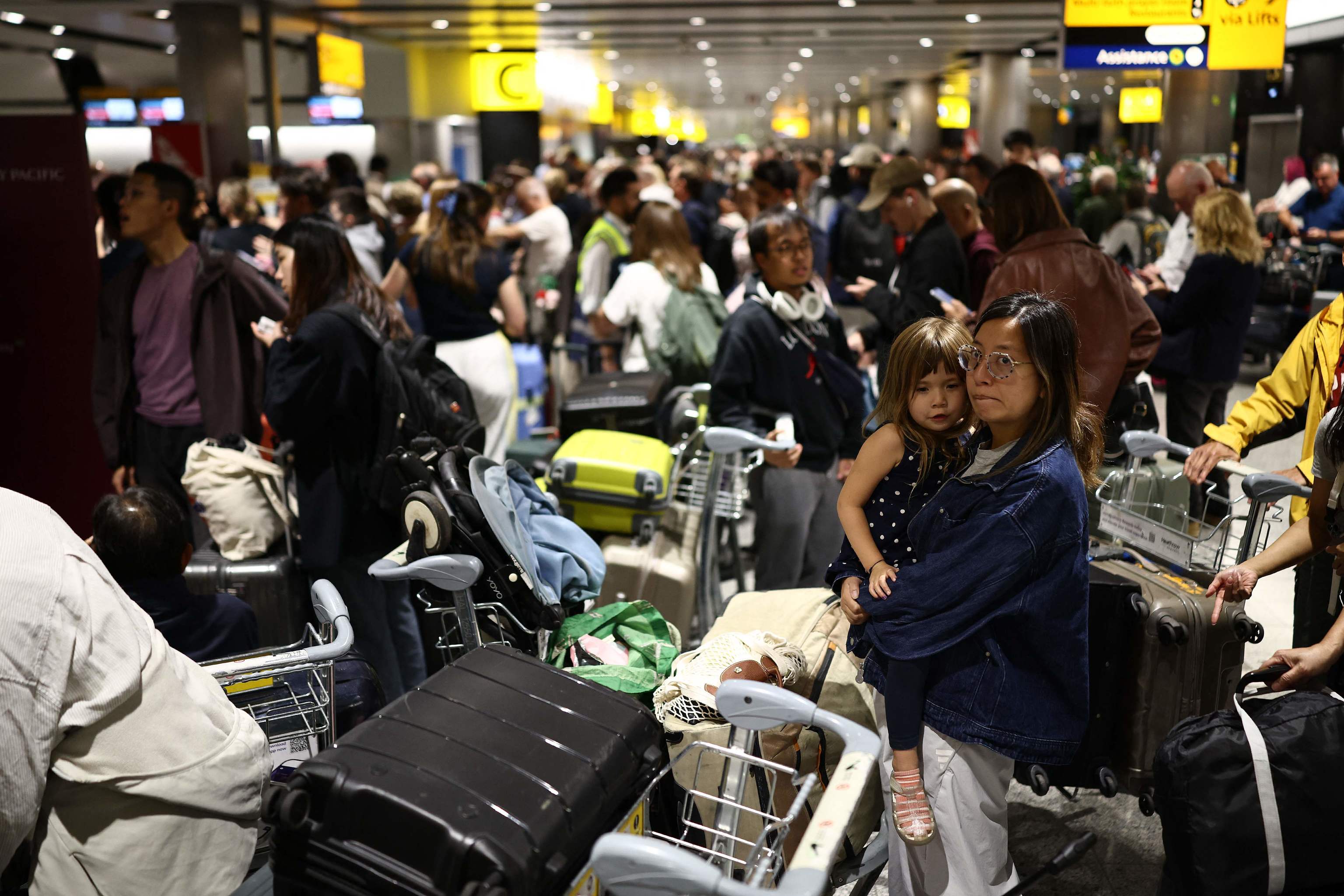 Pasajeros con sus equipajes esperan este martes en la terminal 3 del aeropuerto de Heathrow.